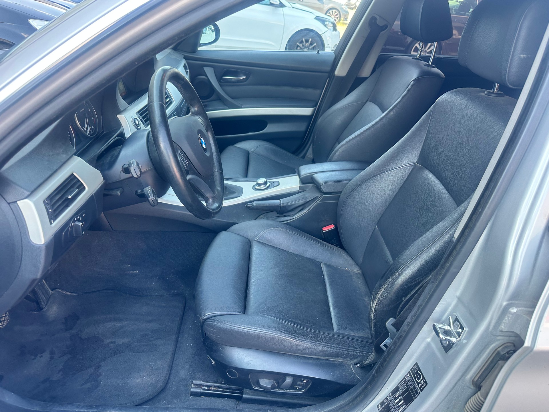 BMW 330xi Touring-image-12