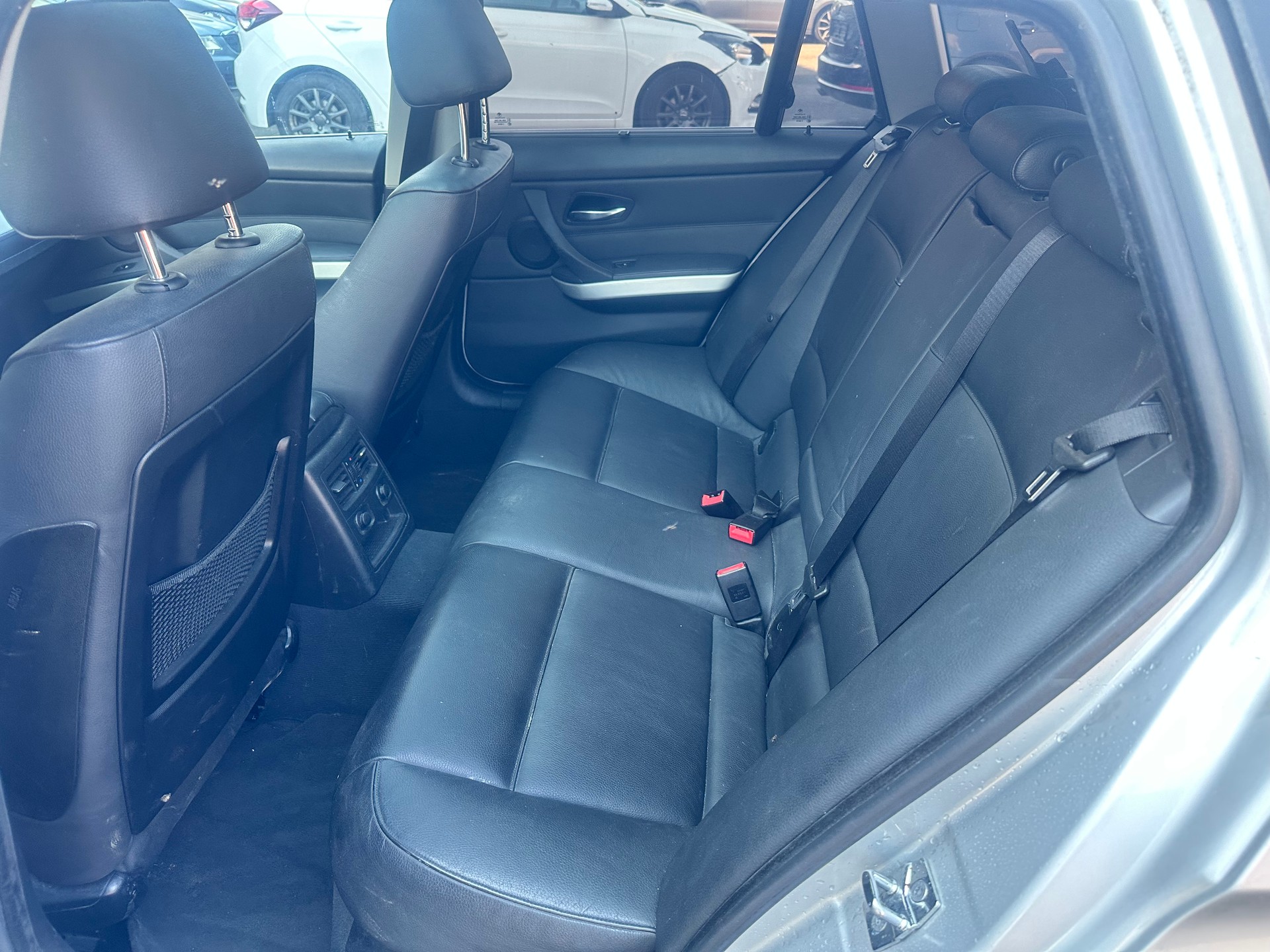 BMW 330xi Touring-image-14
