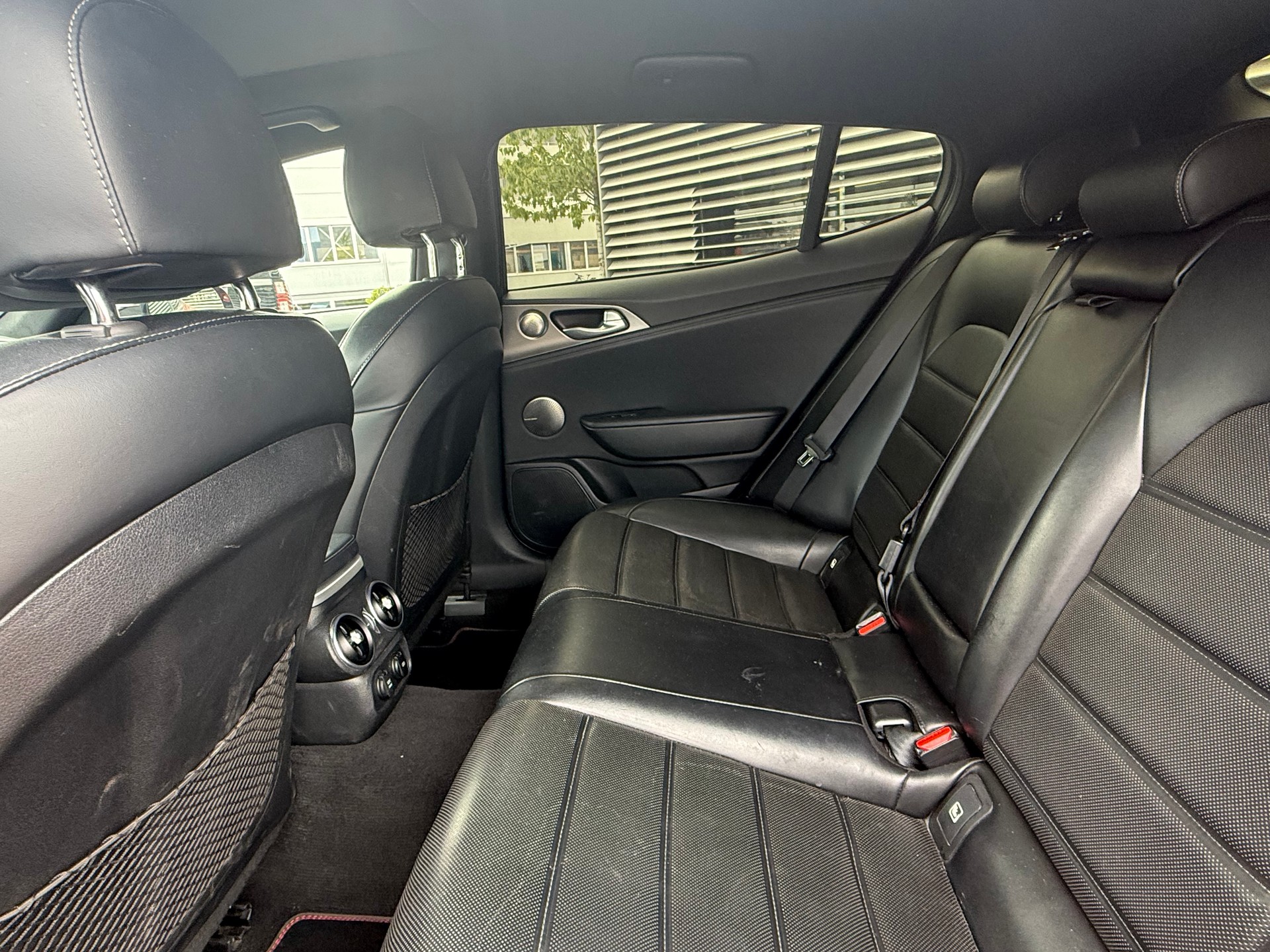 KIA Stinger 3.3 T-GDi GT Automat AWD-image-10
