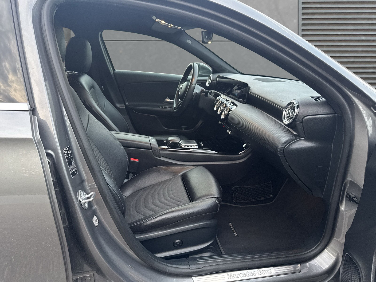 MERCEDES-BENZ A 200 AMG Line 7G-DCT-image-9
