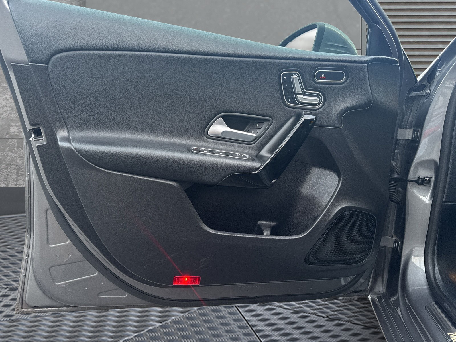 MERCEDES-BENZ A 200 AMG Line 7G-DCT-image-14