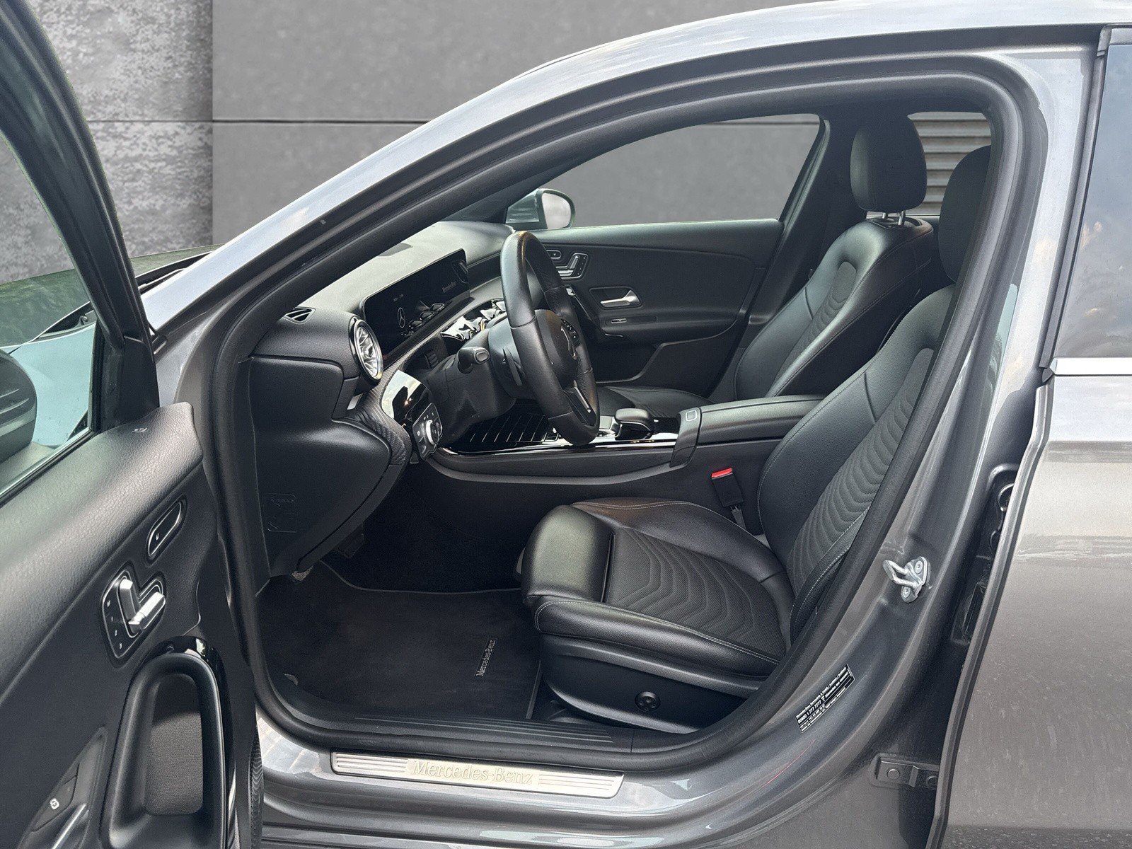 MERCEDES-BENZ A 200 AMG Line 7G-DCT-image-8
