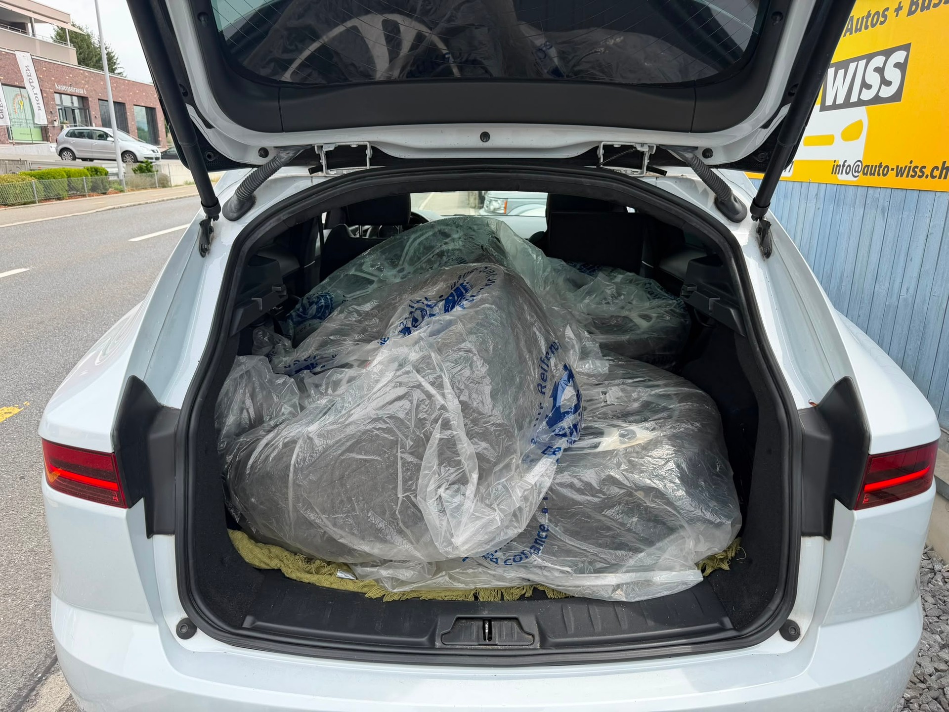 JAGUAR E-Pace 2.0d D180 First Edition AWD Automatik-image-7