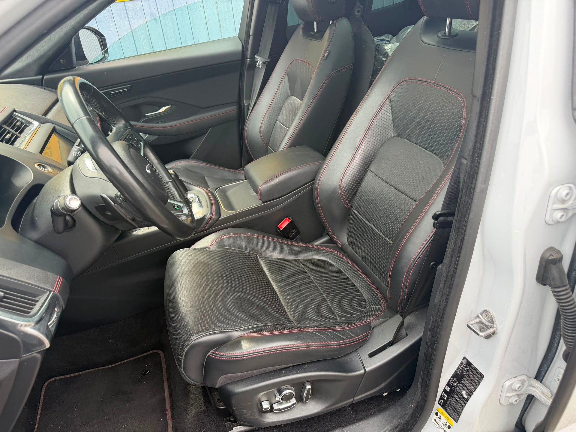 JAGUAR E-Pace 2.0d D180 First Edition AWD Automatik-image-10