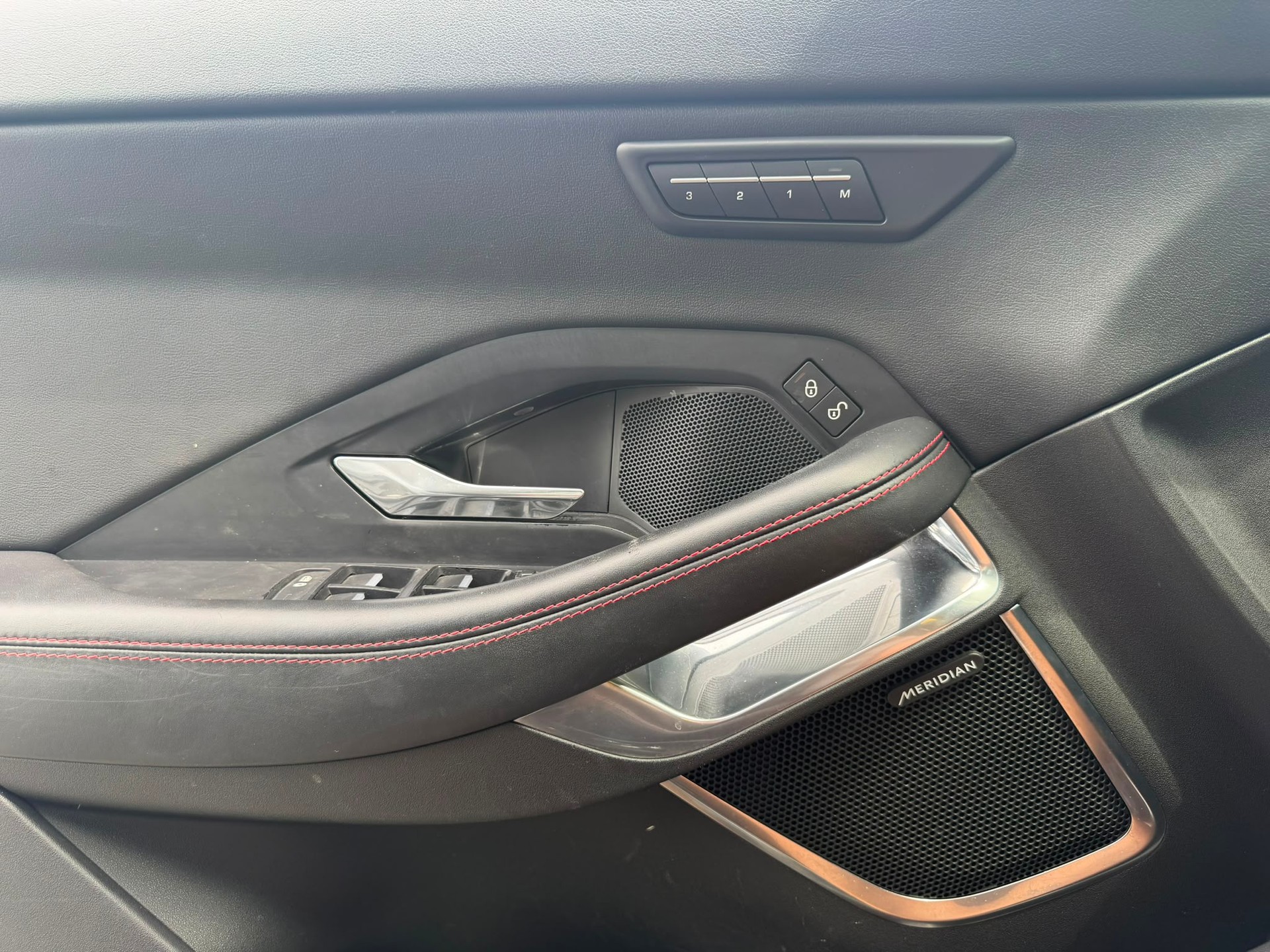 JAGUAR E-Pace 2.0d D180 First Edition AWD Automatik-image-11