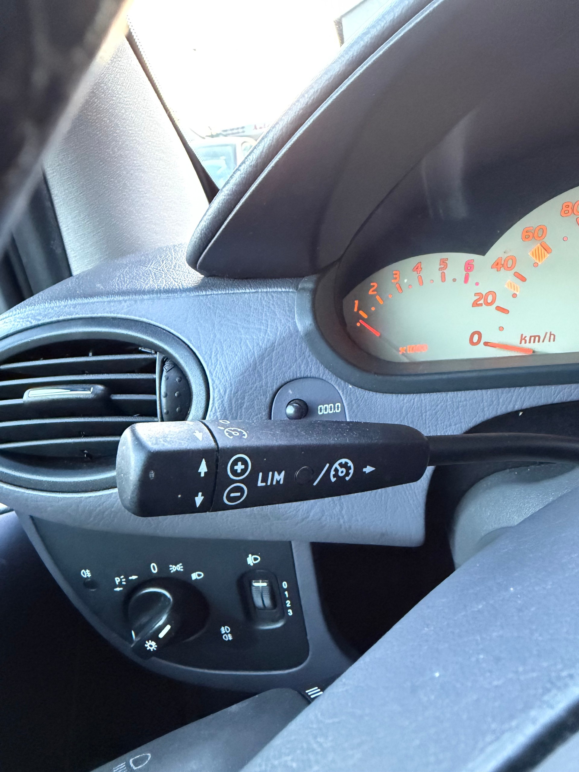 MERCEDES-BENZ A 160 Avantgarde-image-19