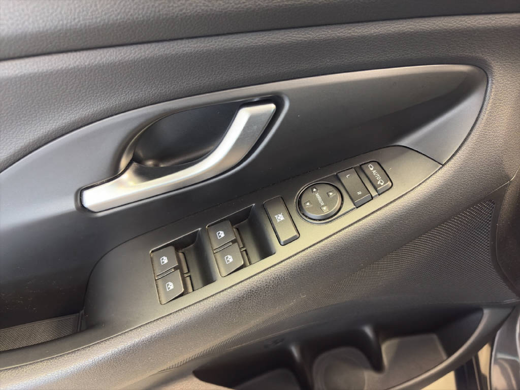 HYUNDAI i30 1.5 T-GDi Amplia-image-2