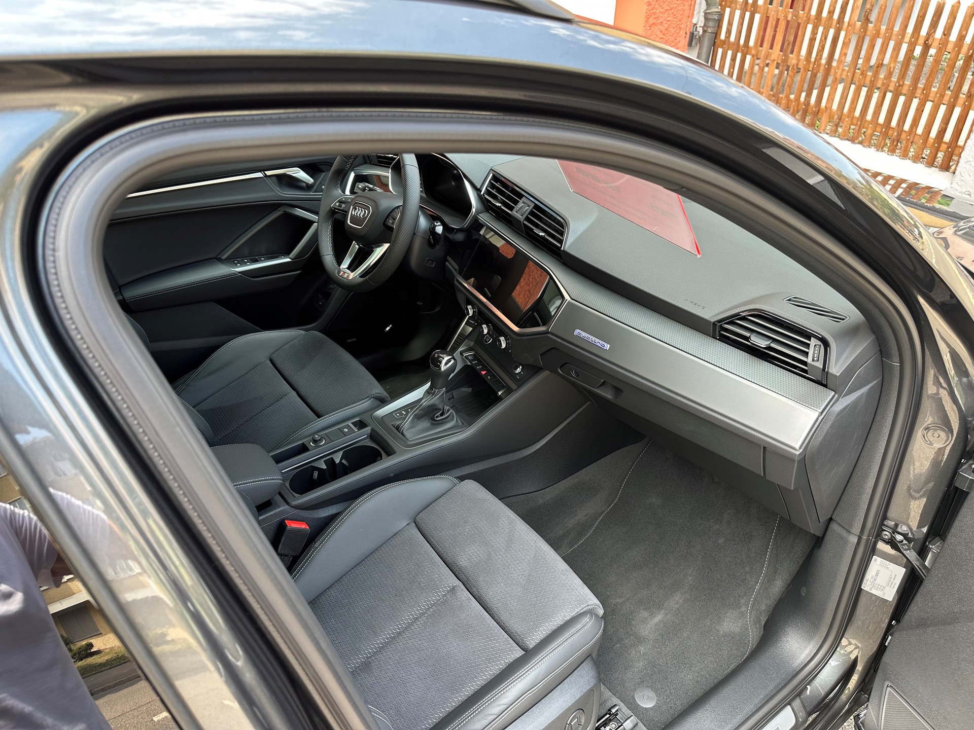 AUDI Q3 40 TFSI S line quattro S-tronic-image-12