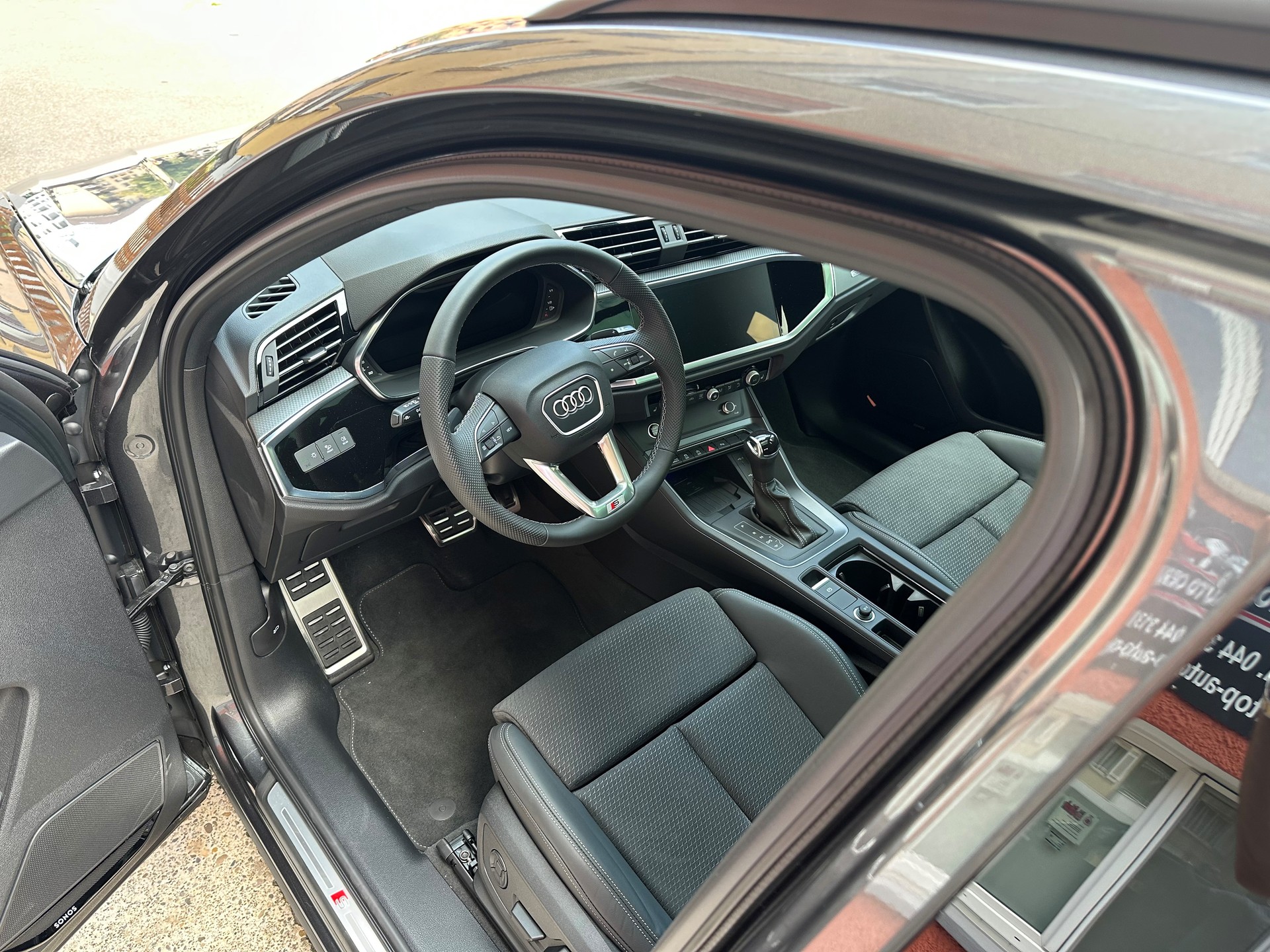 AUDI Q3 40 TFSI S line quattro S-tronic-image-10