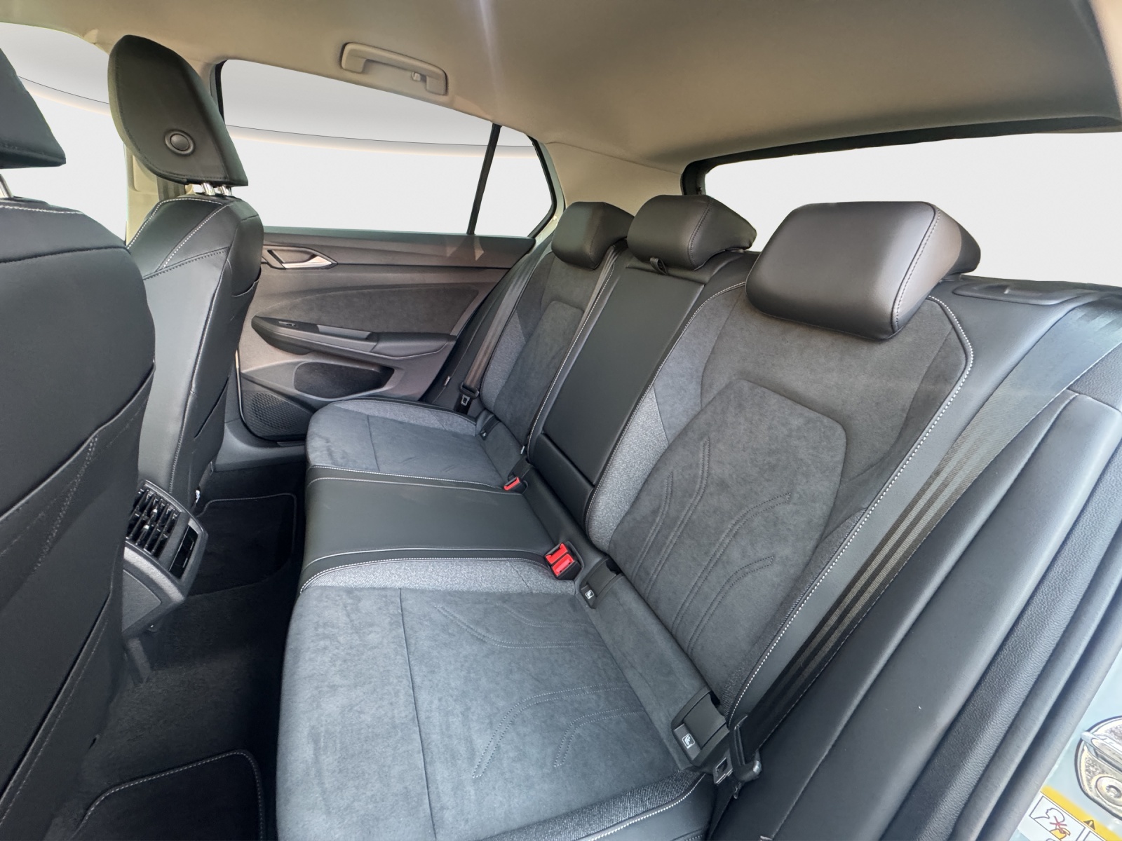 VW Golf 1.5 e TSI mHEV Style DSG-image-12