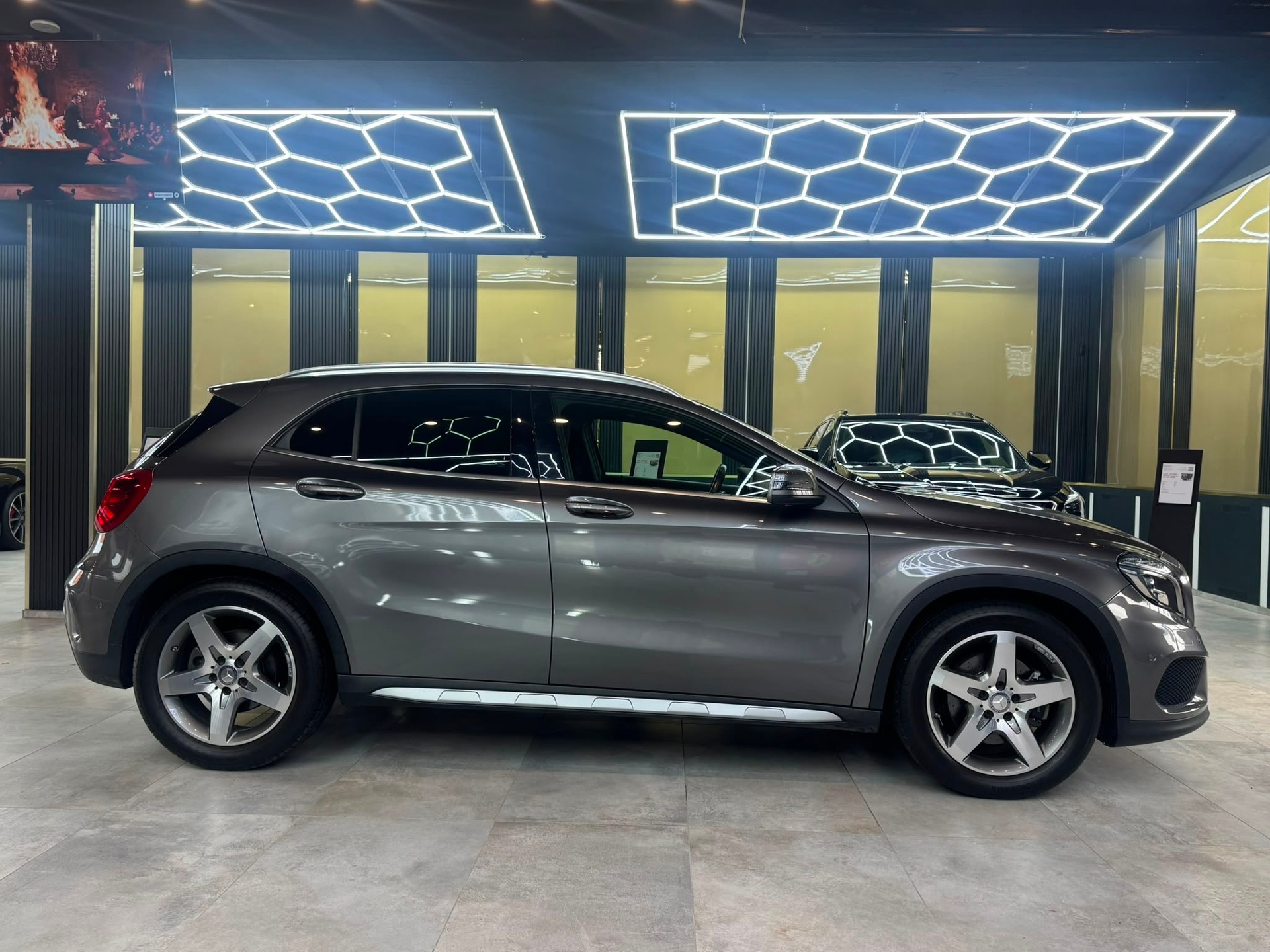 MERCEDES-BENZ GLA 250 AMG Line 4Matic 7G-DCT-image-3