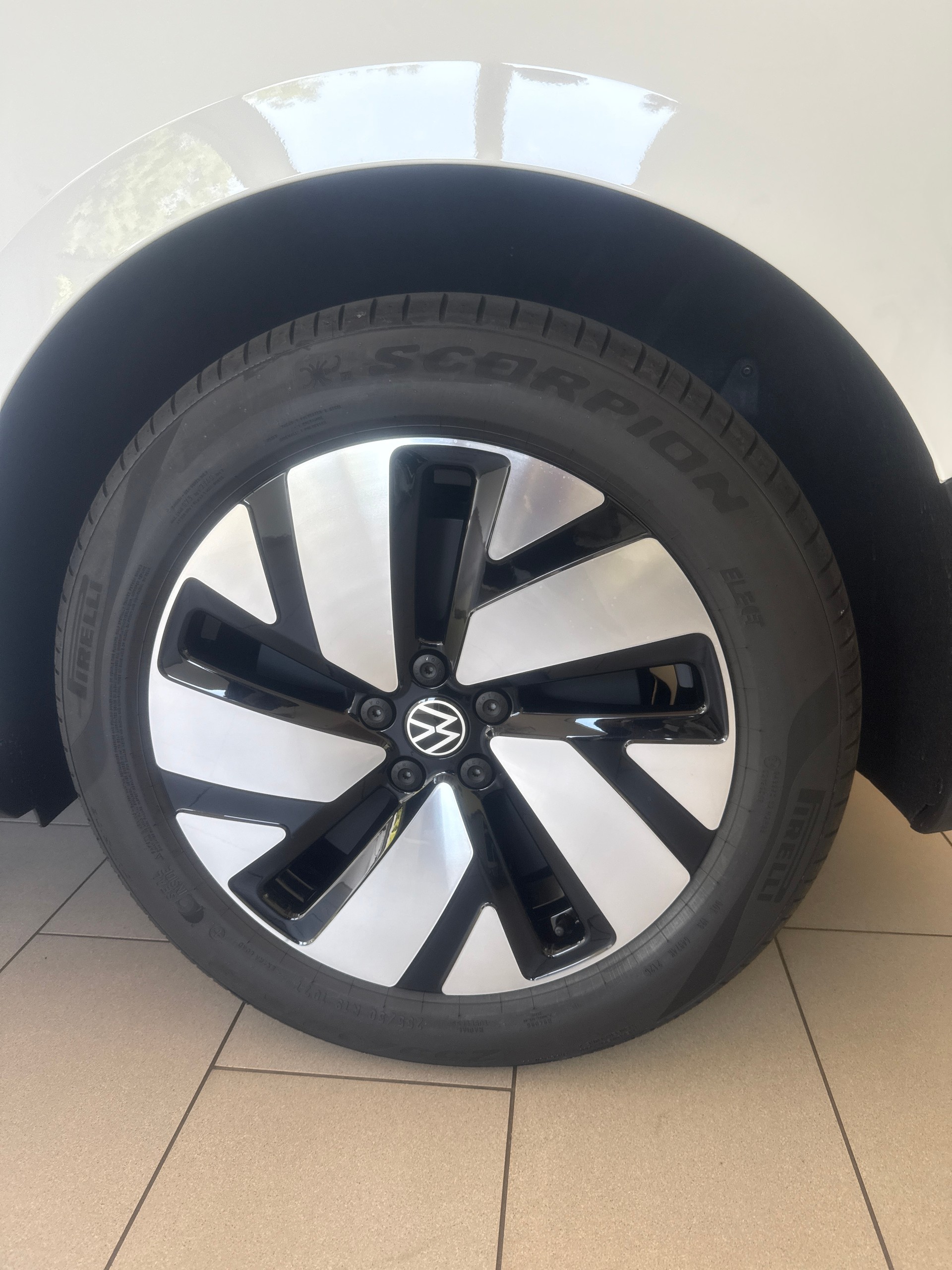 VW ID. Buzz Ca.4M 79/84kWh 2988mm 340PS/250kW 79/84 kWh elektrisch-image-10