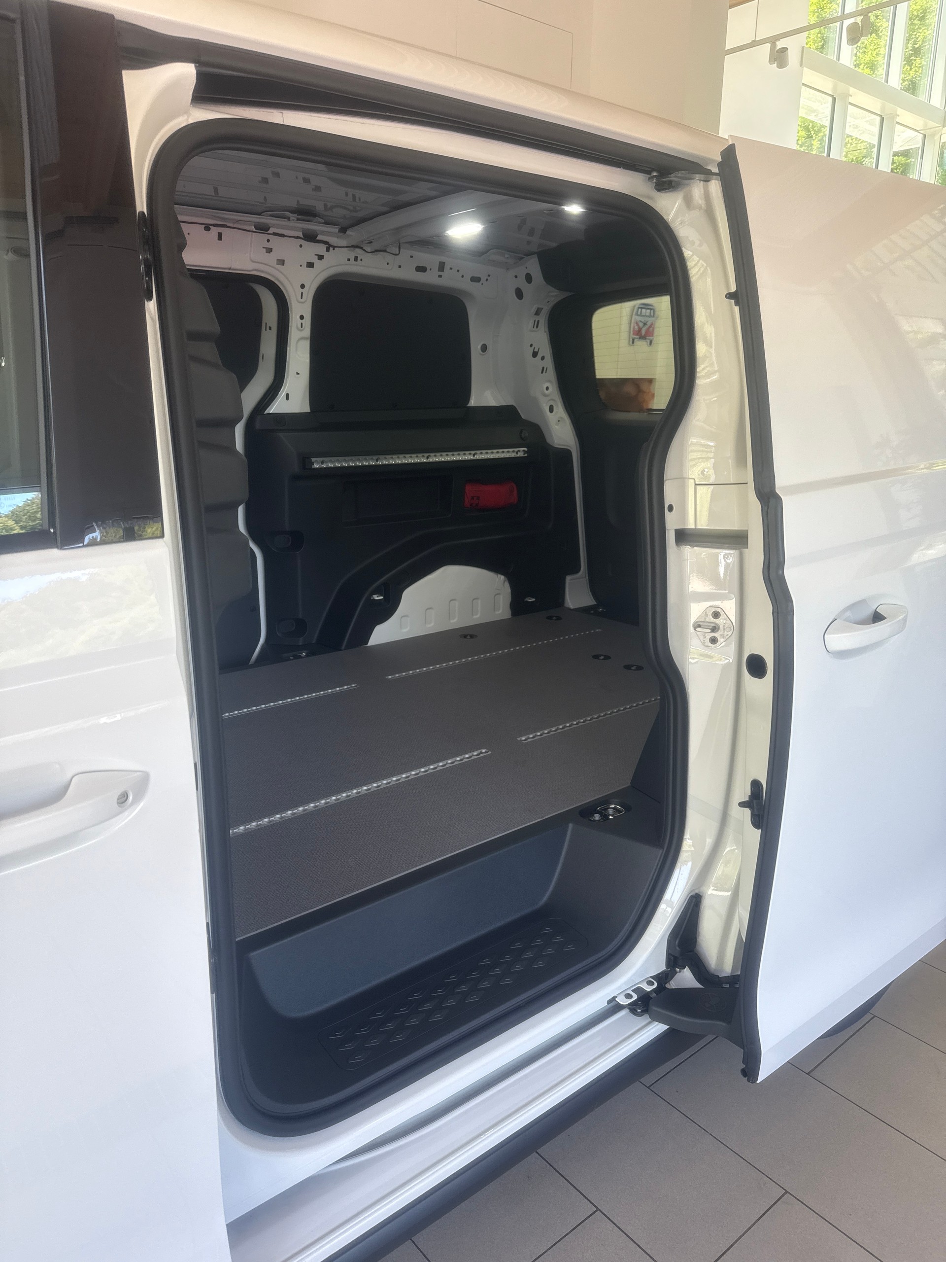 VW ID. Buzz Ca.4M 79/84kWh 2988mm 340PS/250kW 79/84 kWh elektrisch-image-4