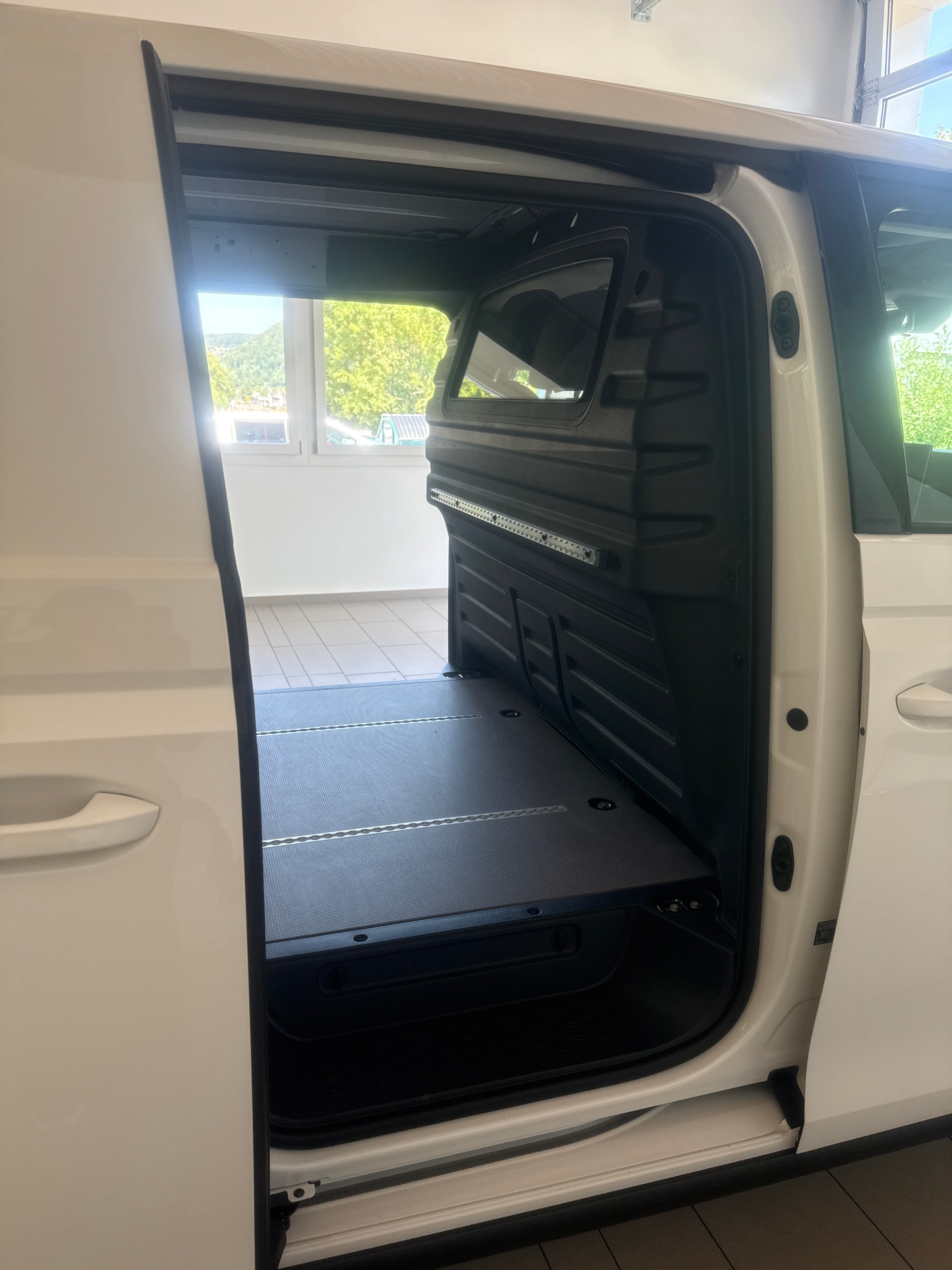 VW ID. Buzz Ca.4M 79/84kWh 2988mm 340PS/250kW 79/84 kWh elektrisch-image-6