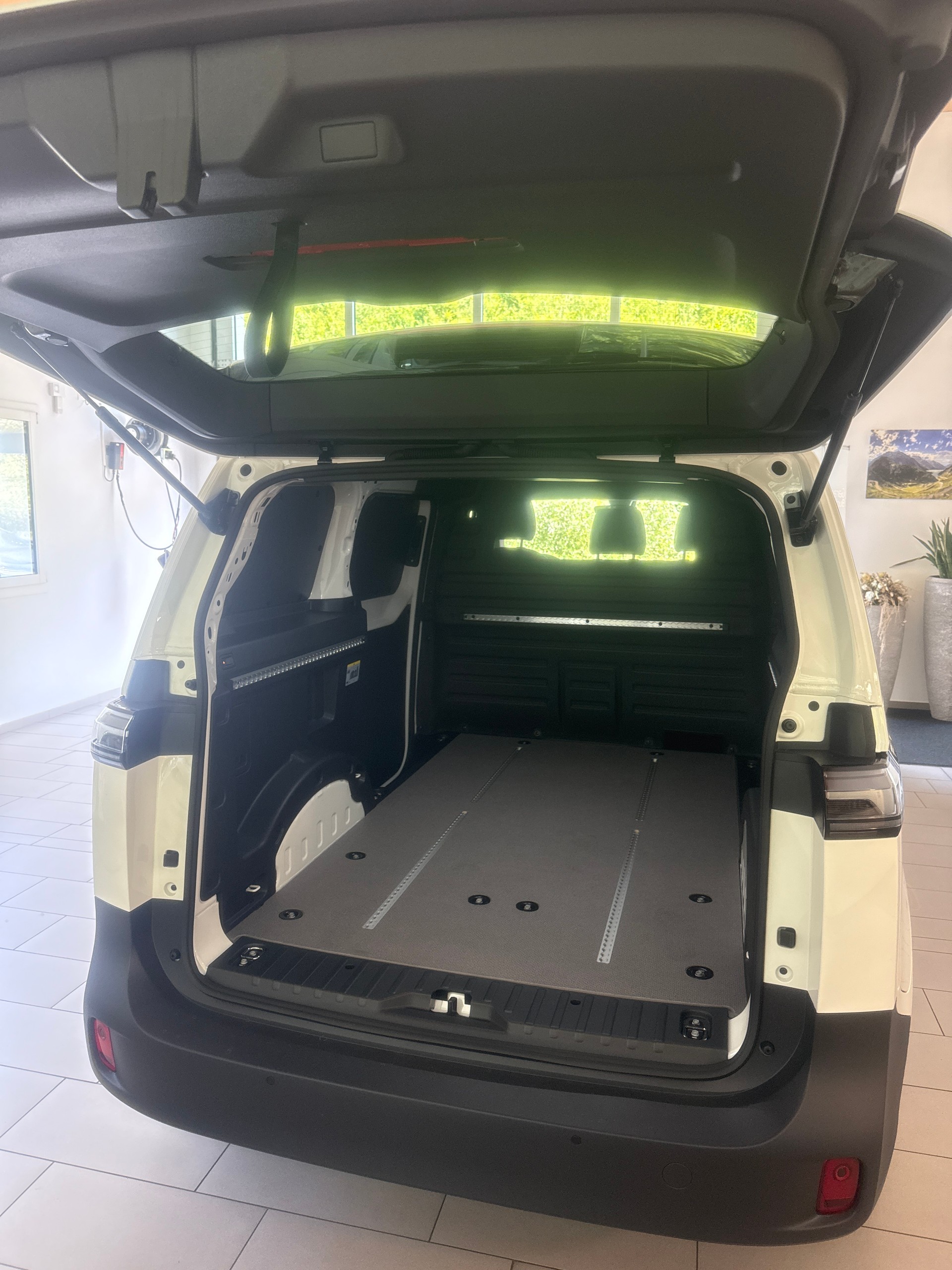 VW ID. Buzz Ca.4M 79/84kWh 2988mm 340PS/250kW 79/84 kWh elektrisch-image-5