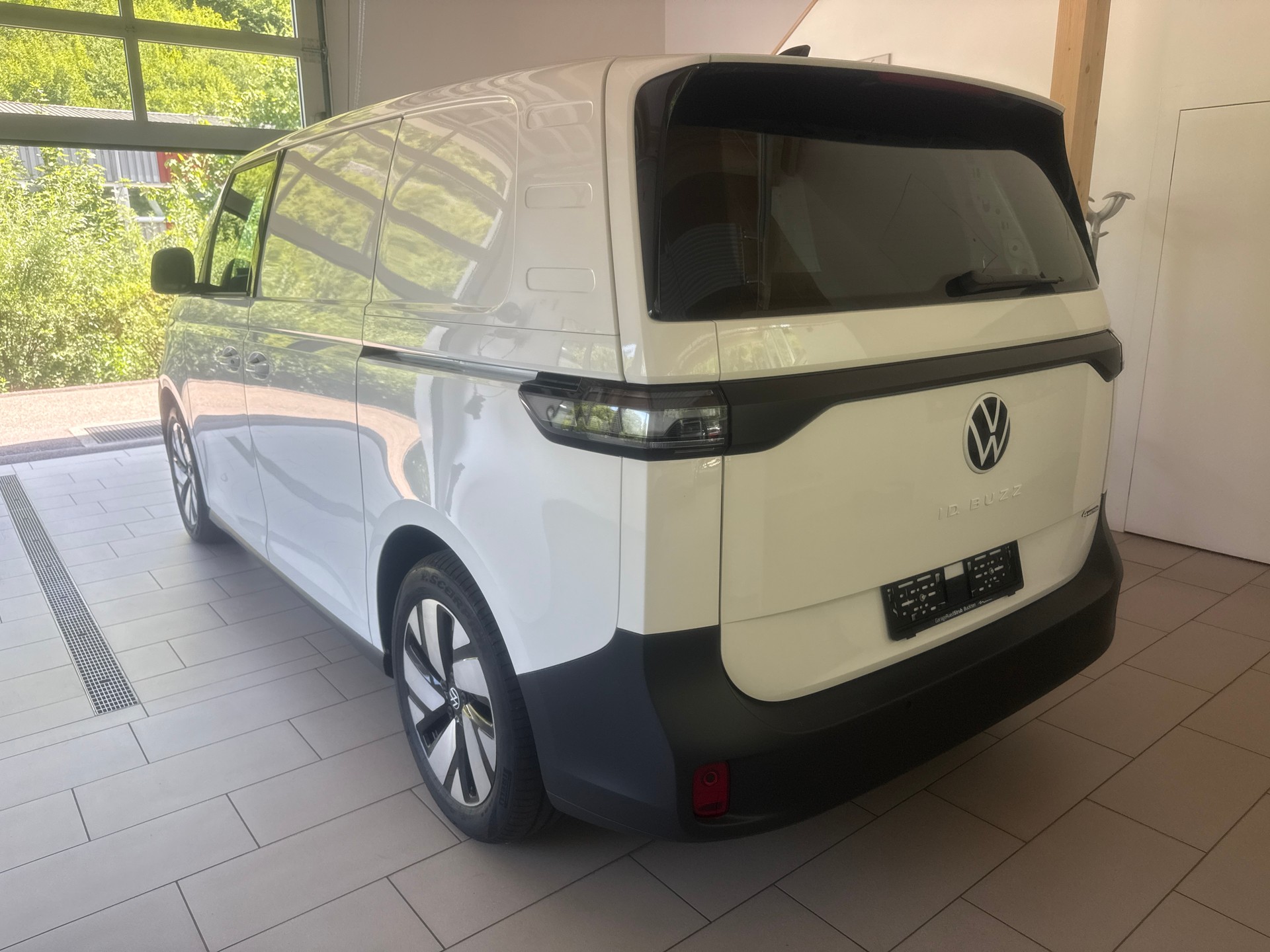VW ID. Buzz Ca.4M 79/84kWh 2988mm 340PS/250kW 79/84 kWh elektrisch-image-2