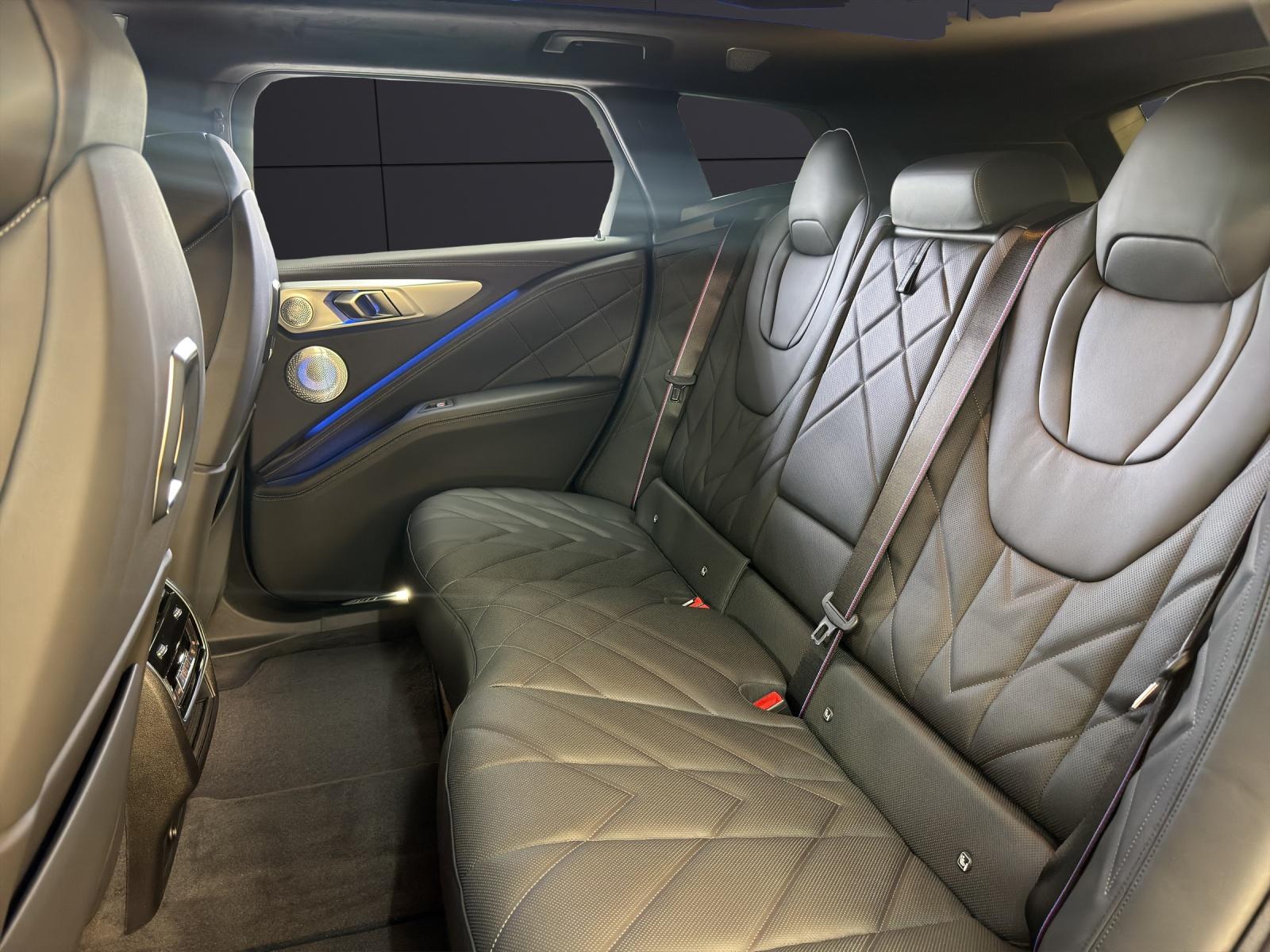 BMW XM 50e Plug-in Hybrid-image-11