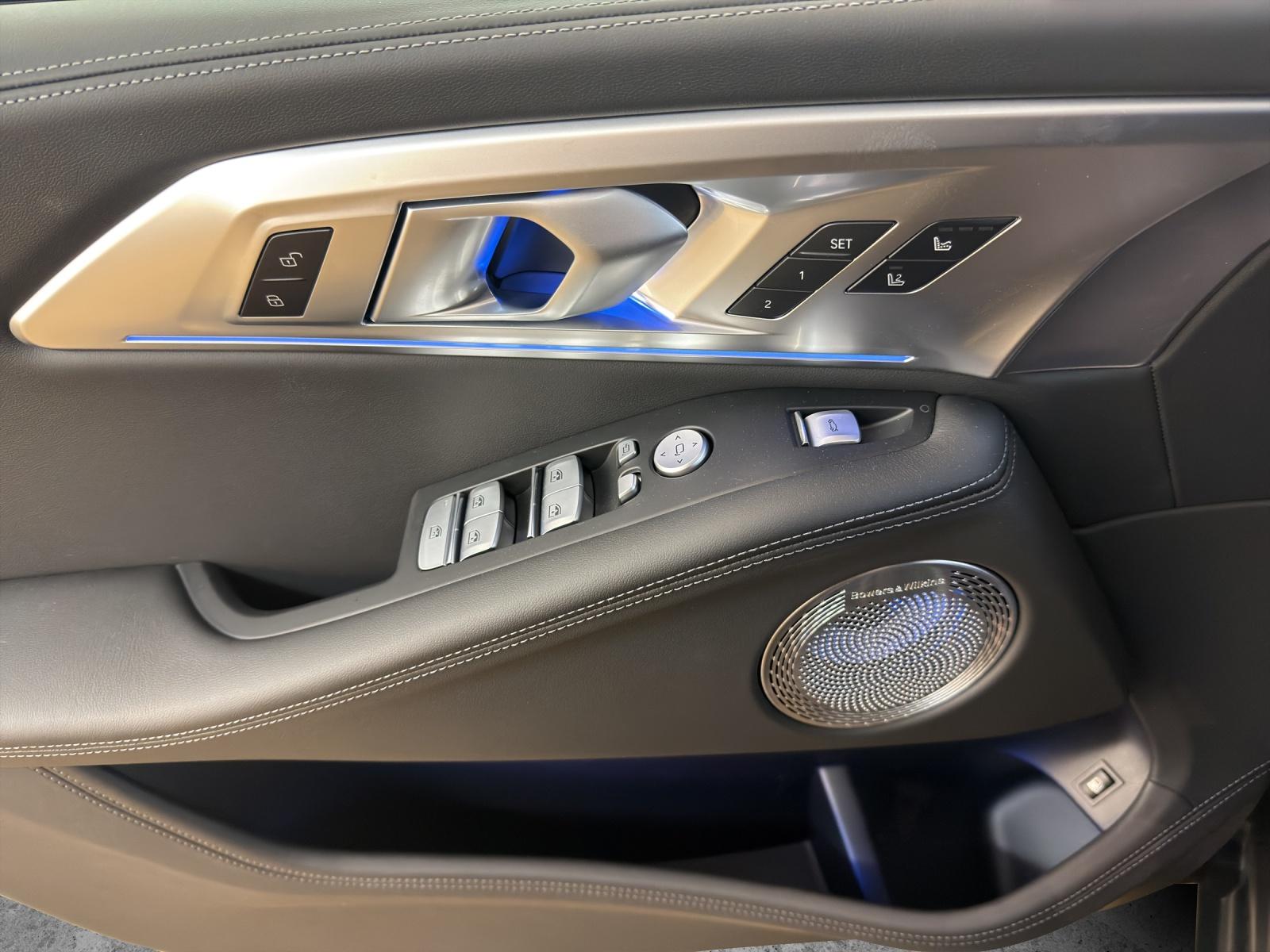 BMW XM 50e Plug-in Hybrid-image-9