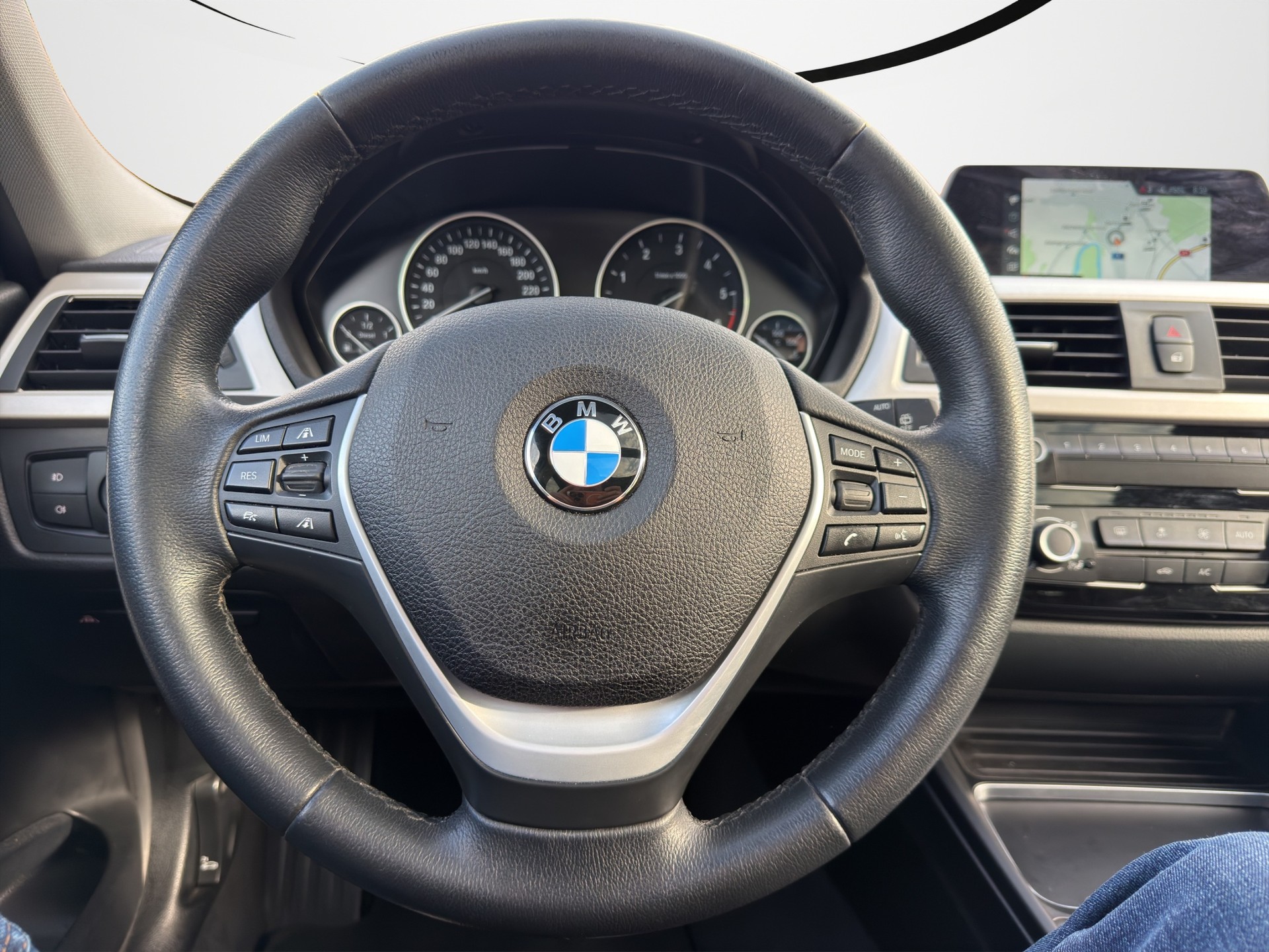 BMW 320d xDrive Touring Edition Sport Line Steptronic-image-15