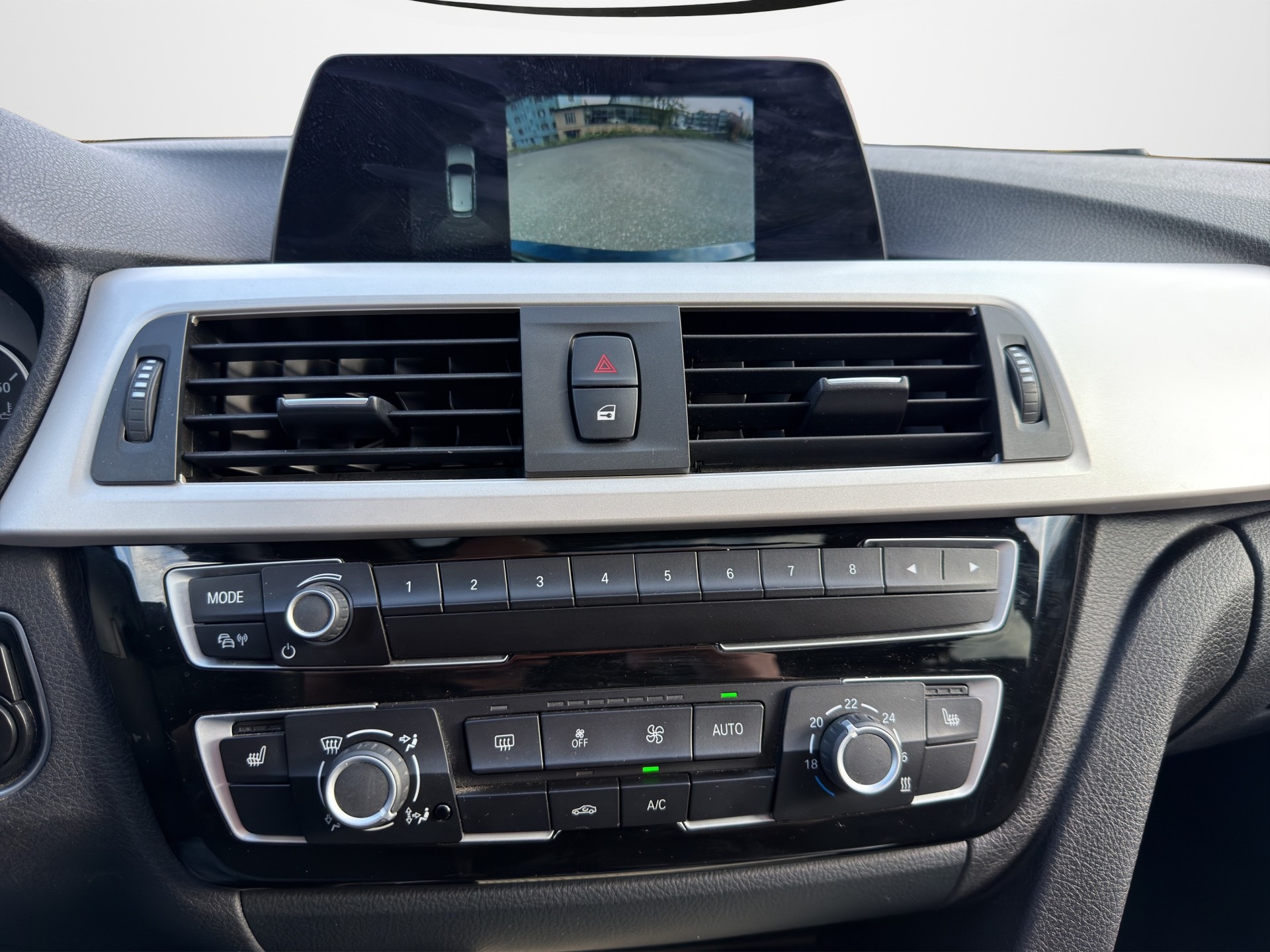 BMW 320d xDrive Touring Edition Sport Line Steptronic-image-14