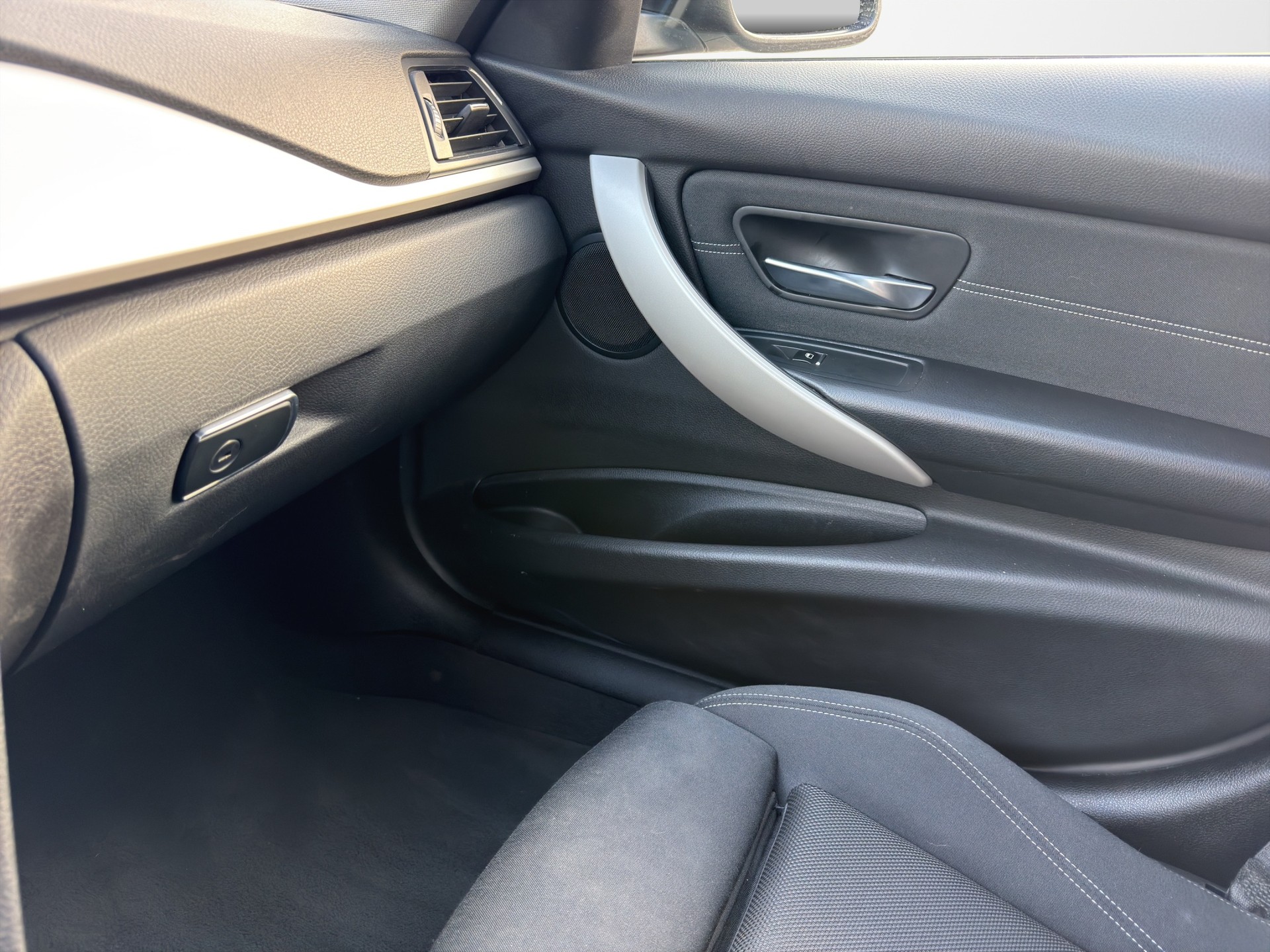 BMW 320d xDrive Touring Edition Sport Line Steptronic-image-17