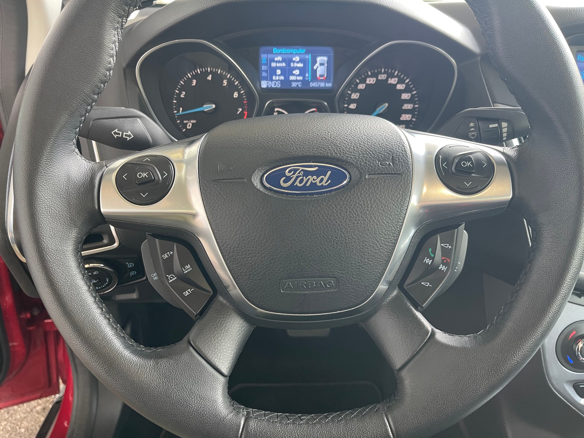 FORD Focus 1.6i Ti-VCT 125 Titanium-image-9