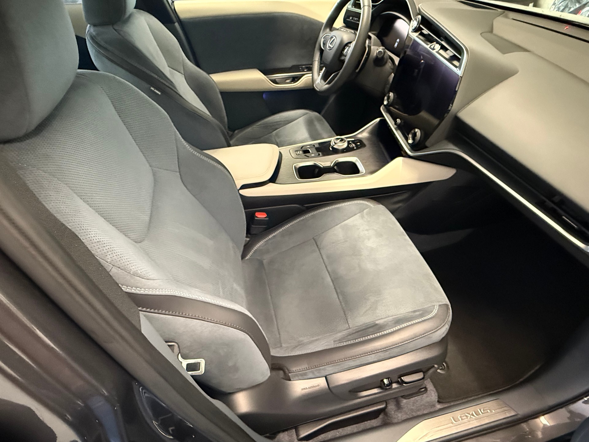 LEXUS RZ 450e 71,4 KW AWD Impression-image-11