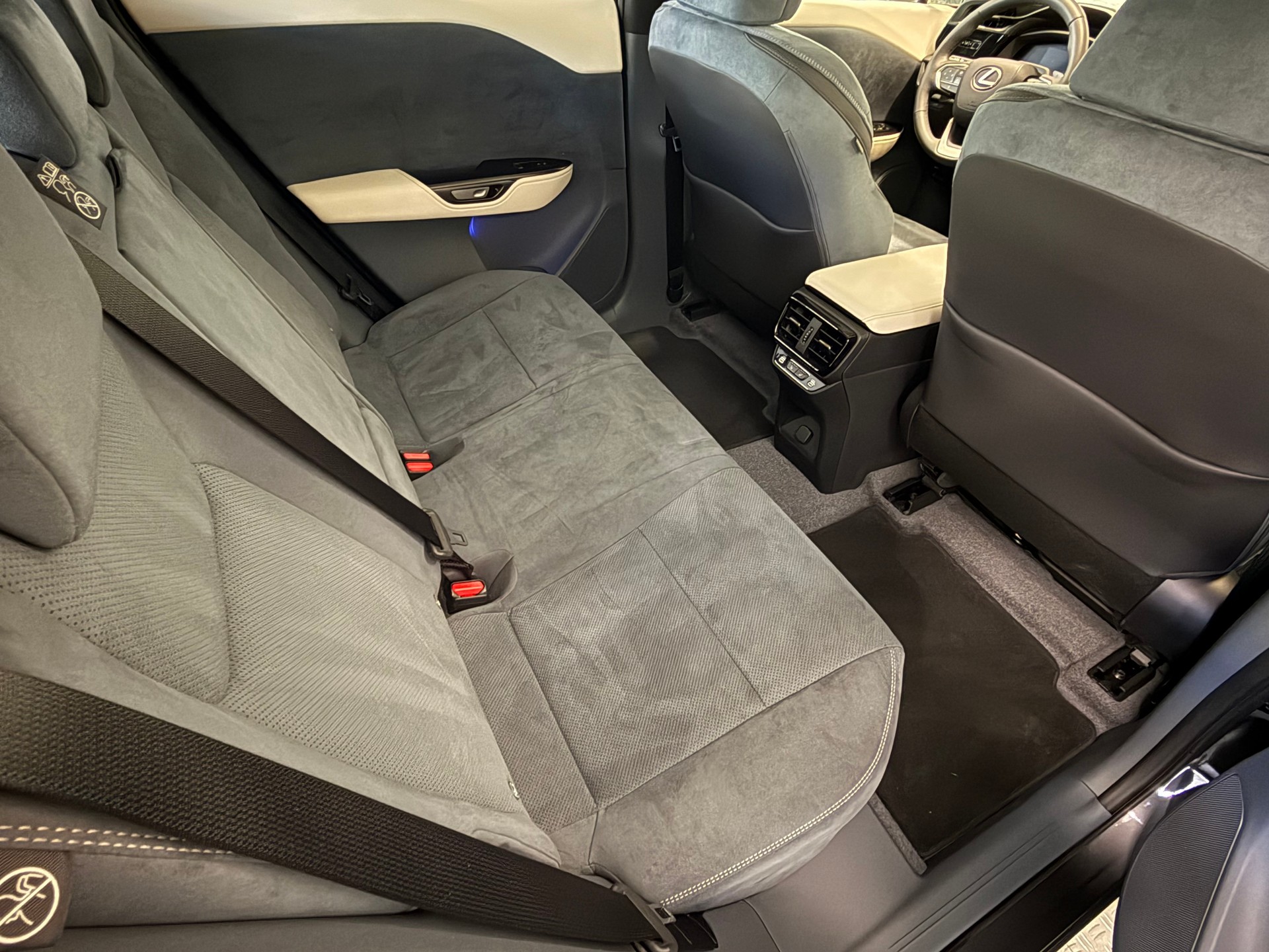 LEXUS RZ 450e 71,4 KW AWD Impression-image-12