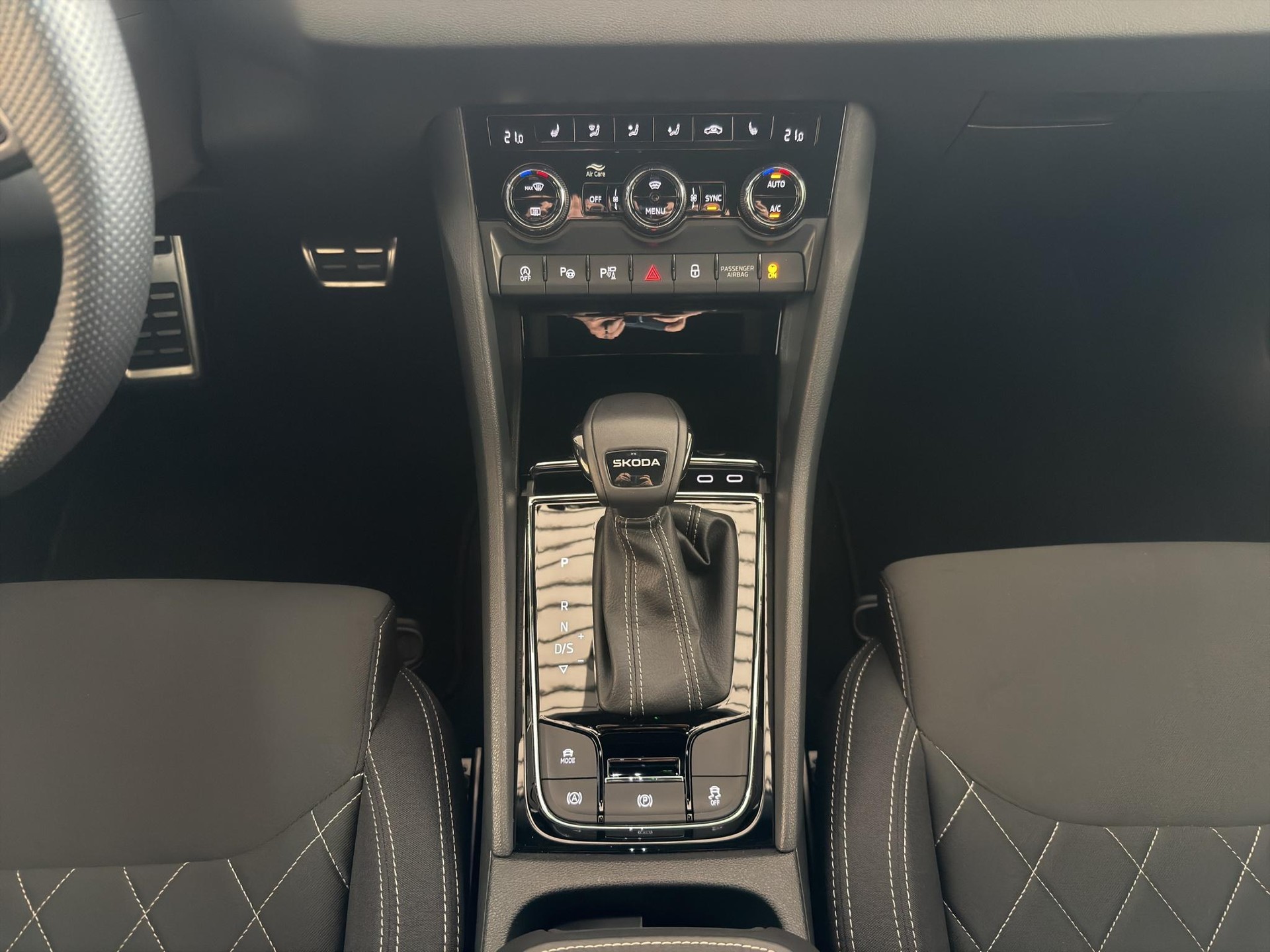 SKODA Karoq 1.5 TSI SportLine DSG-image-15