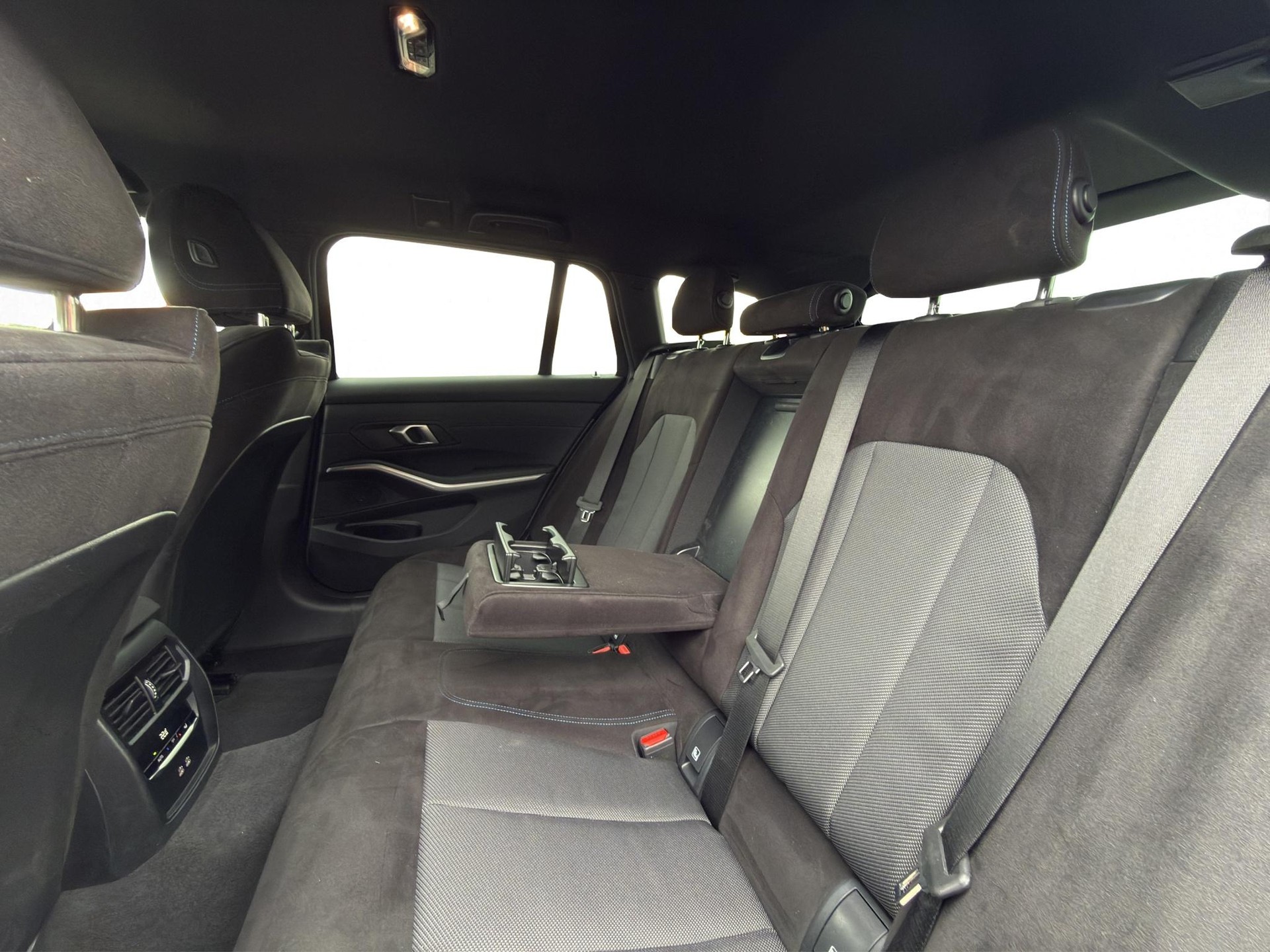 BMW 320d xDrive 48V Touring Steptronic M Sport-image-29