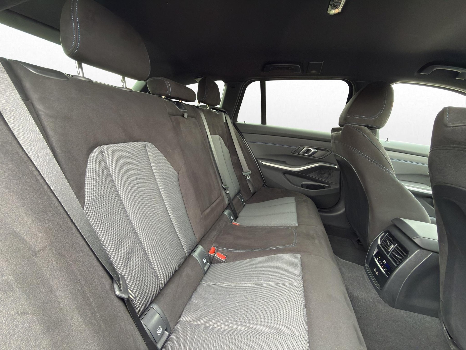 BMW 320d xDrive 48V Touring Steptronic M Sport-image-30