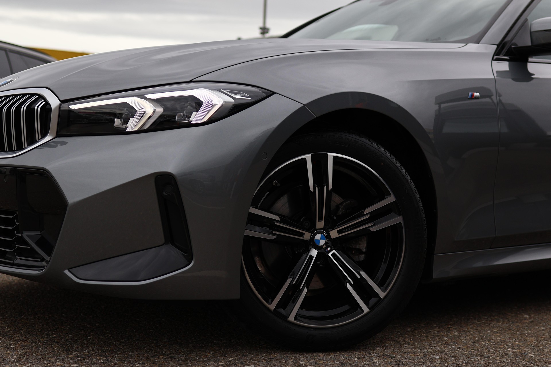 BMW 320d xDrive 48V Touring Steptronic M Sport-image-1