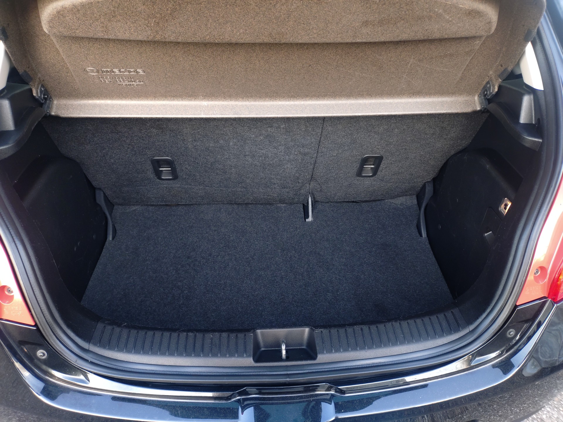 MAZDA 2 1.3i 16V Voila ma Suisse Edition-image-10