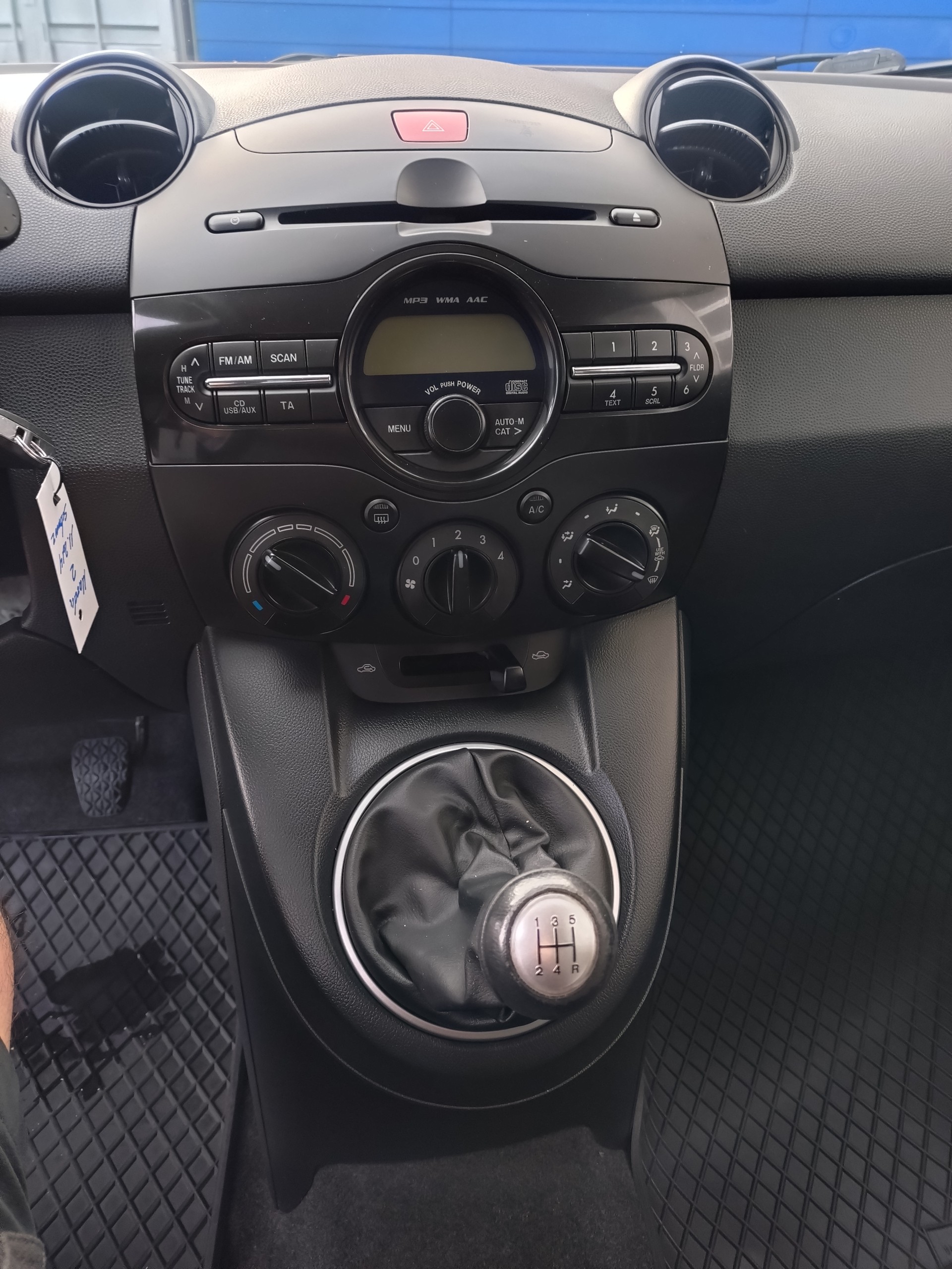 MAZDA 2 1.3i 16V Voila ma Suisse Edition-image-13