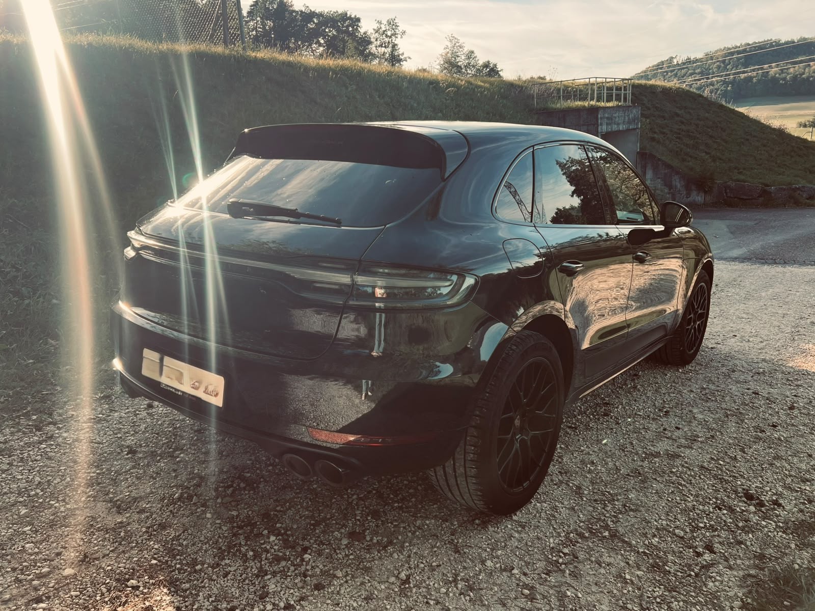 PORSCHE MACAN-image-1