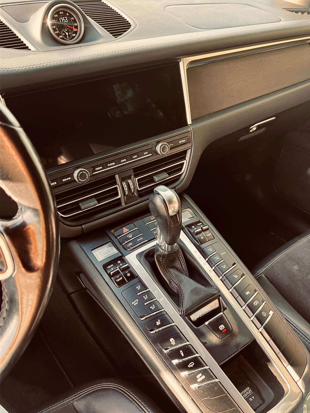 PORSCHE MACAN-image-4