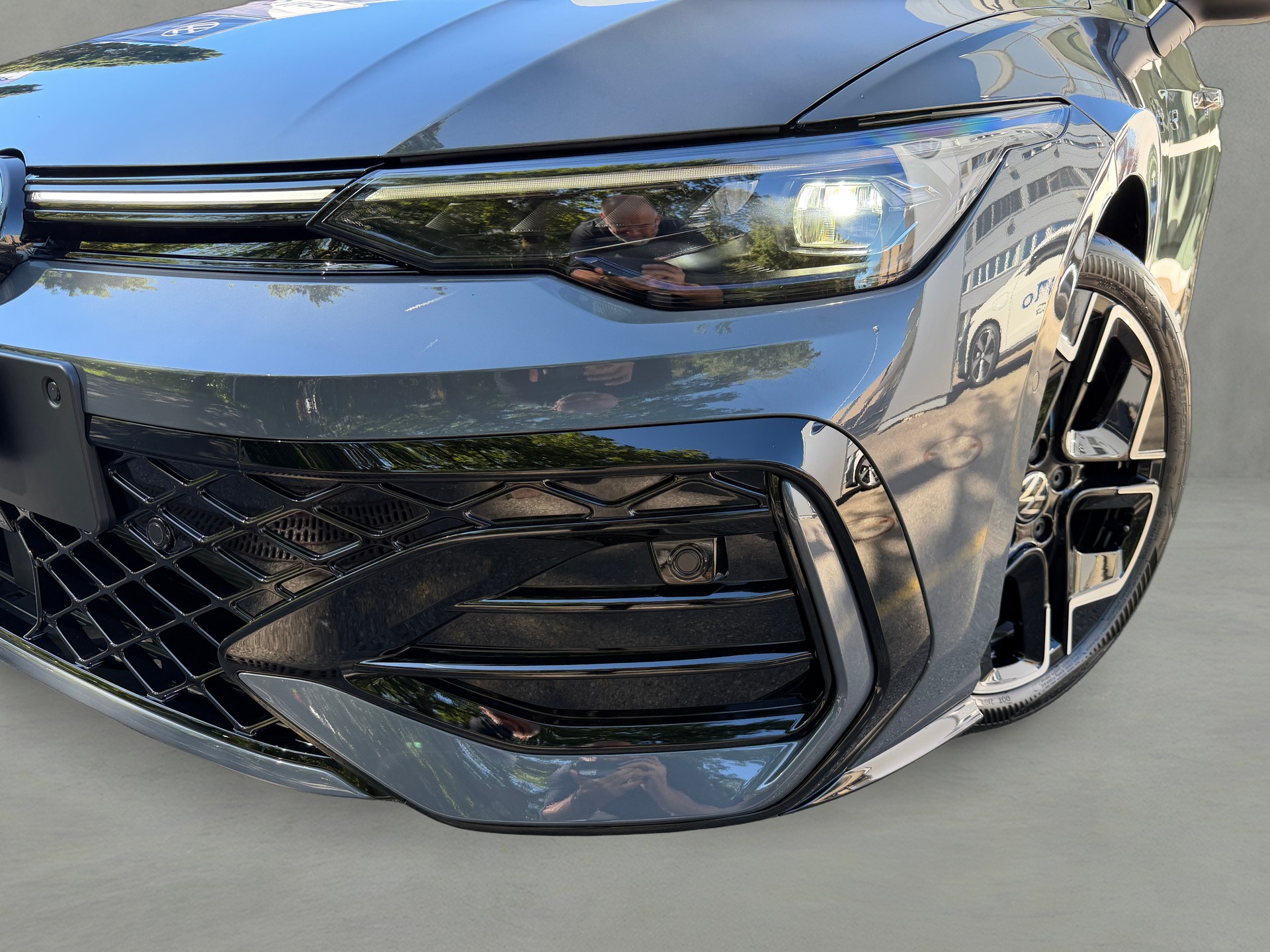 VW Golf Variant 2.0 TSI R-Line DSG 4 Motion-image-2