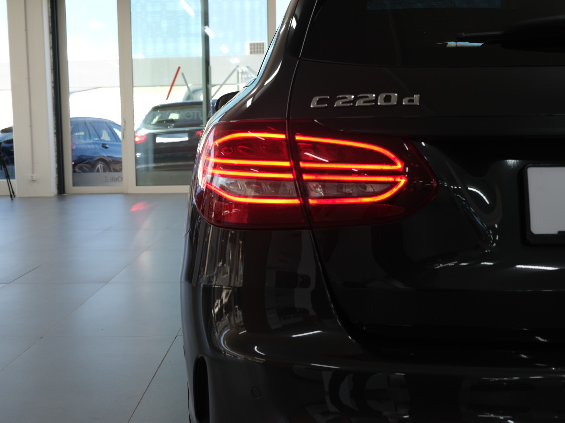 MERCEDES-BENZ C 220 d Swiss Star AMG Line 4M 9G-Tronic *Burmester* *360 Kamera* *Panorama*-image-18