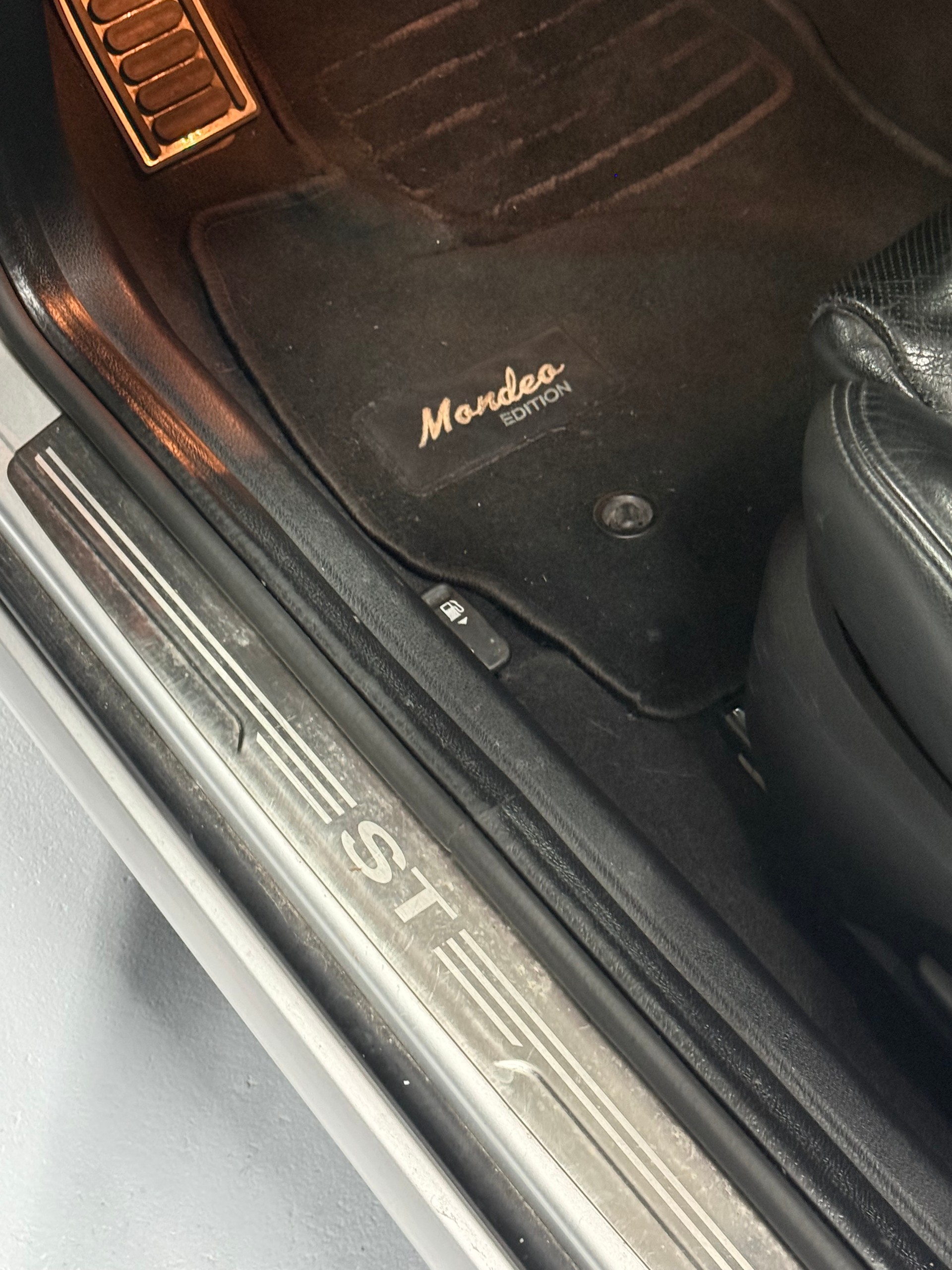 FORD Mondeo 3.0i V6 ST220-image-12