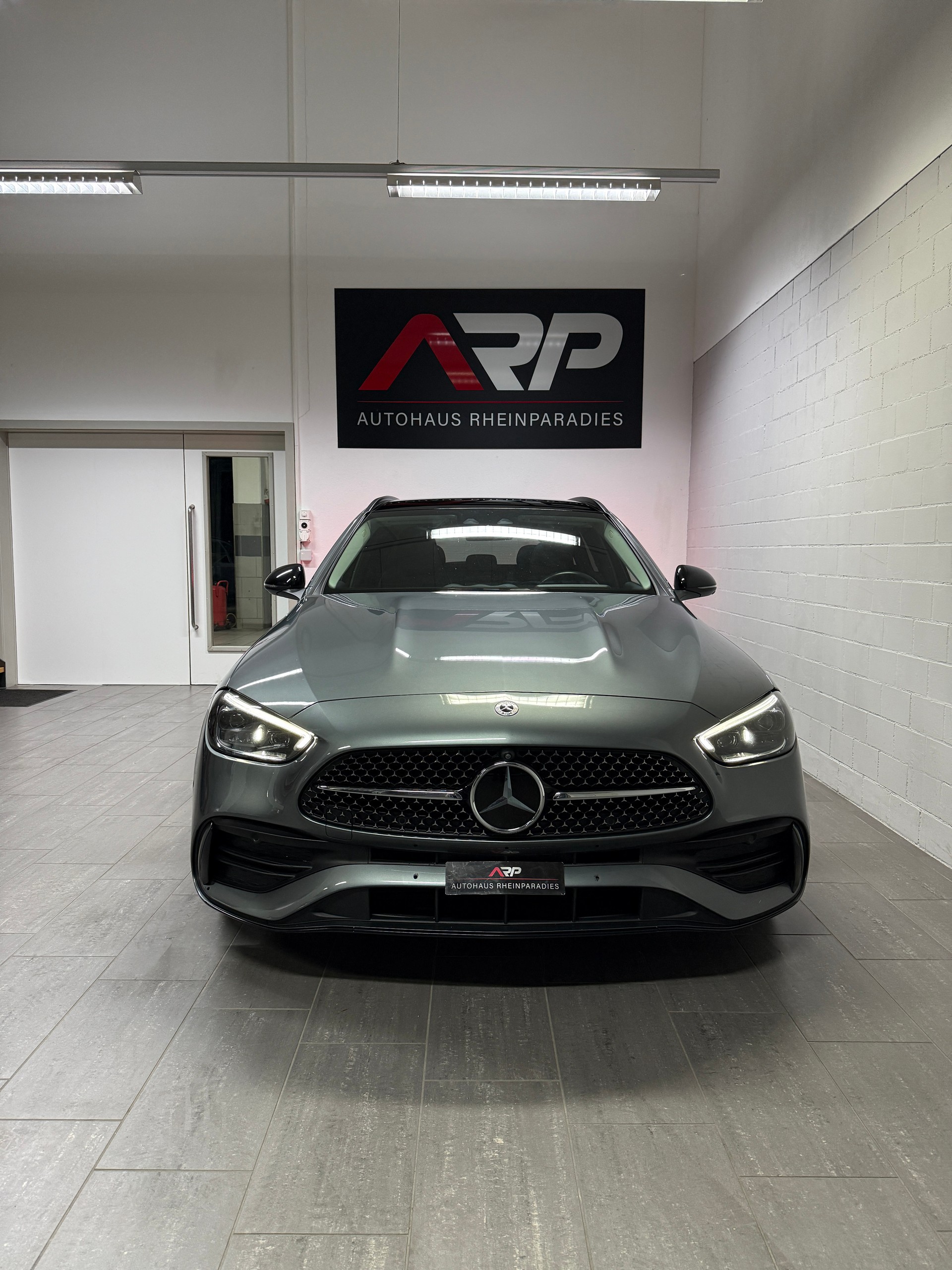 MERCEDES-BENZ C 300 e T AMG Line-showroom-element-1