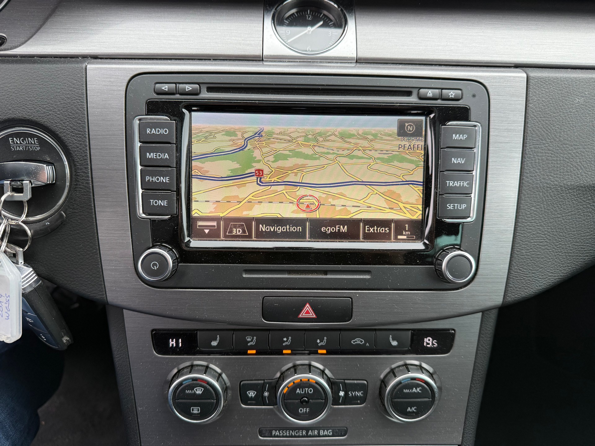VW Passat Variant 2.0 TDI BMT R-Line Design DSG / Panoramadach / Rückfahrkamera / ACC / Frisch ab MFK / 1.Hand / 1 Jahr Garantie-image-9