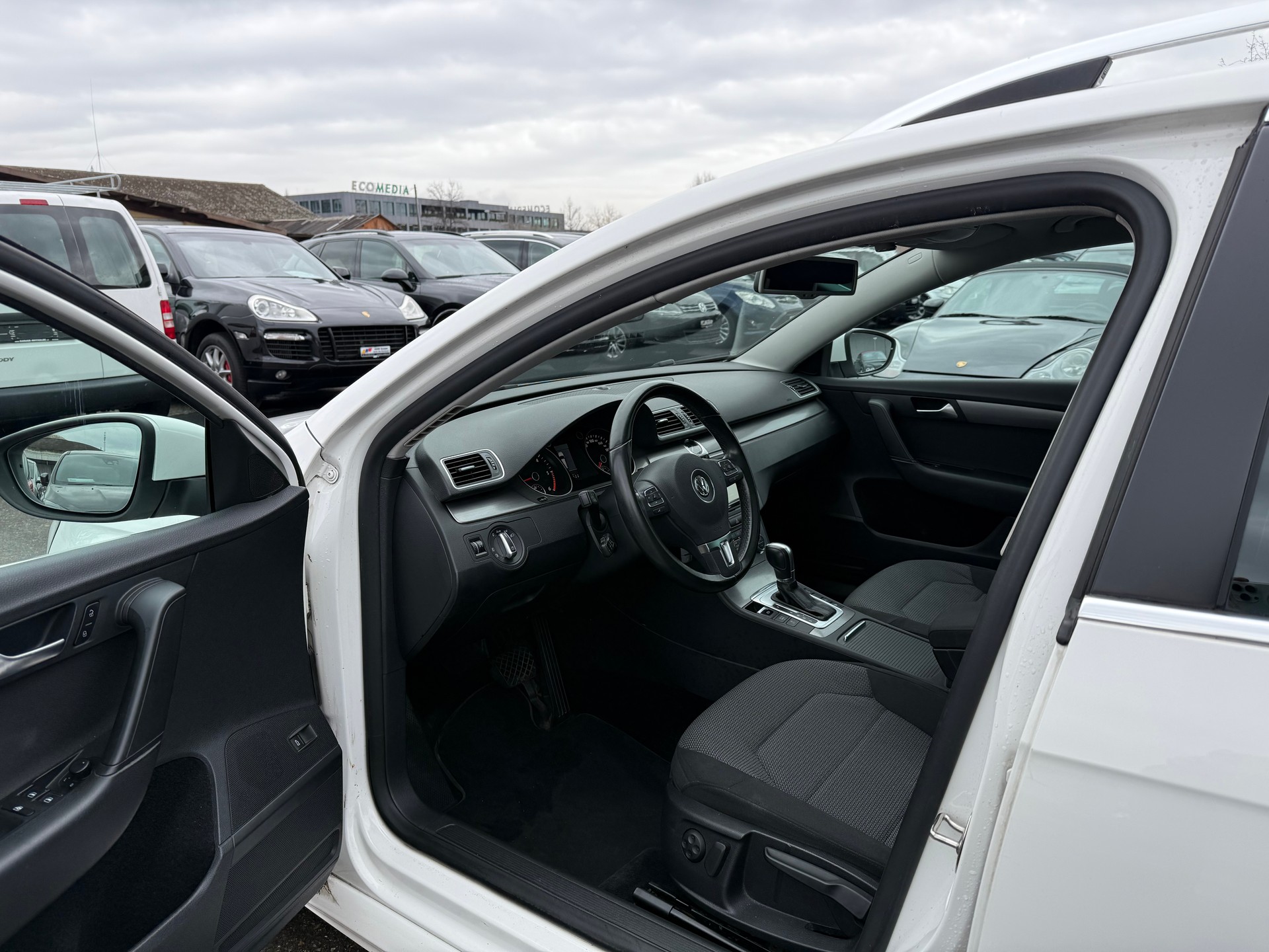 VW Passat Variant 2.0 TDI BMT R-Line Design DSG / Panoramadach / Rückfahrkamera / ACC / Frisch ab MFK / 1.Hand / 1 Jahr Garantie-image-11