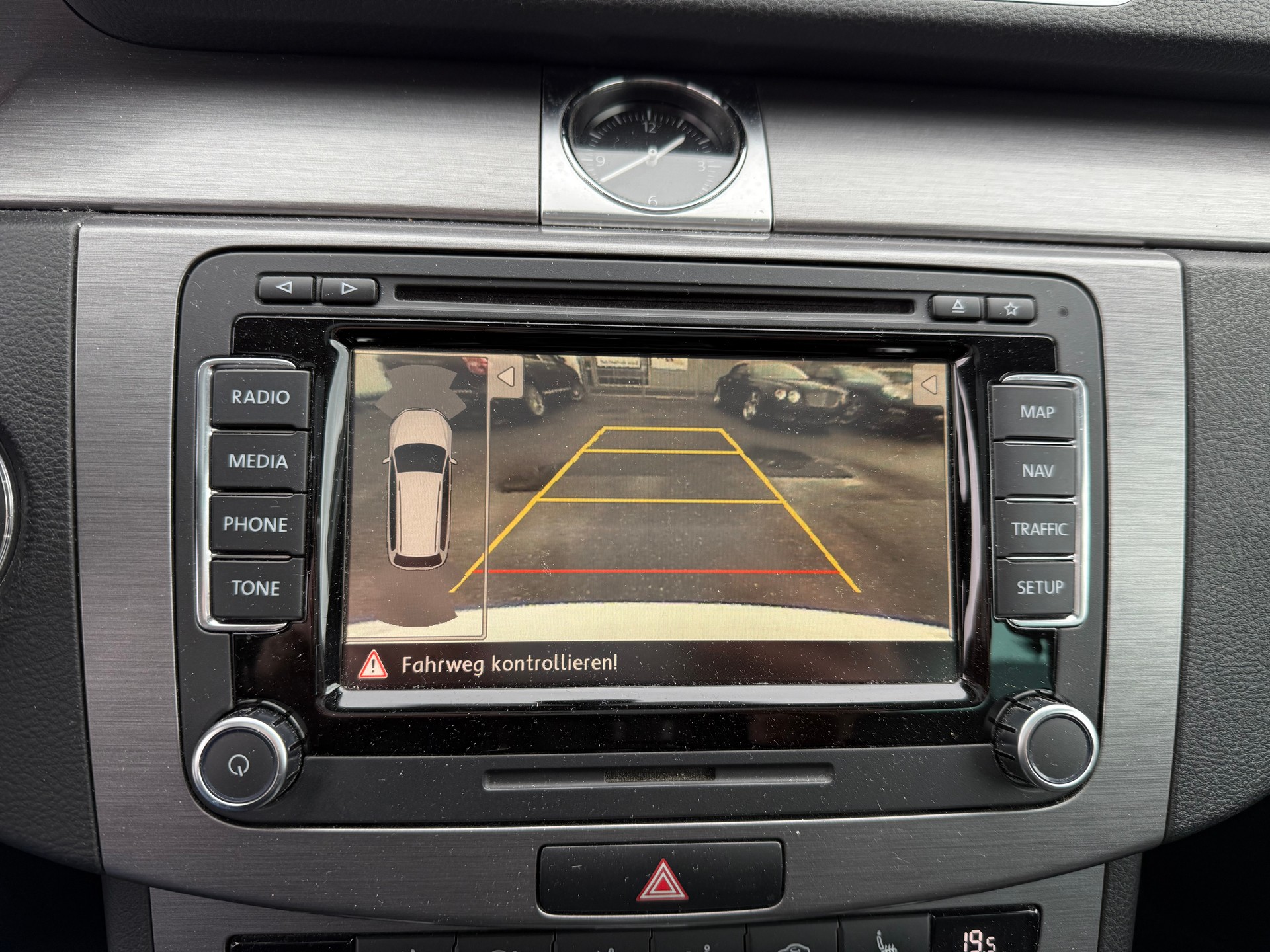 VW Passat Variant 2.0 TDI BMT R-Line Design DSG / Panoramadach / Rückfahrkamera / ACC / Frisch ab MFK / 1.Hand / 1 Jahr Garantie-image-10