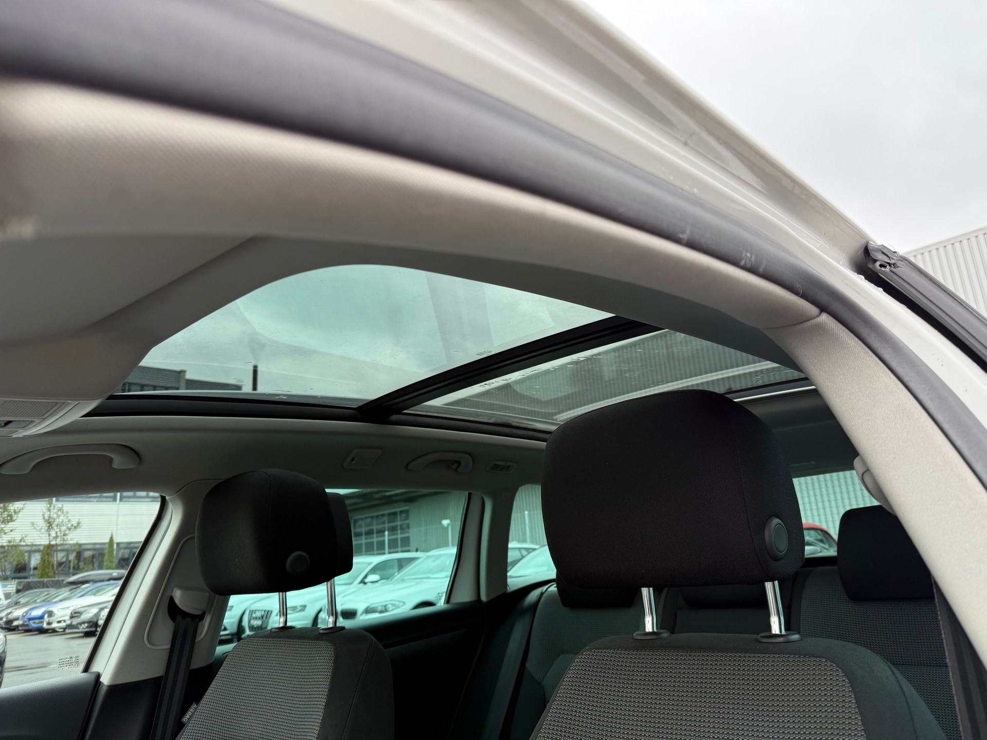 VW Passat Variant 2.0 TDI BMT R-Line Design DSG / Panoramadach / Rückfahrkamera / ACC / Frisch ab MFK / 1.Hand / 1 Jahr Garantie-image-12