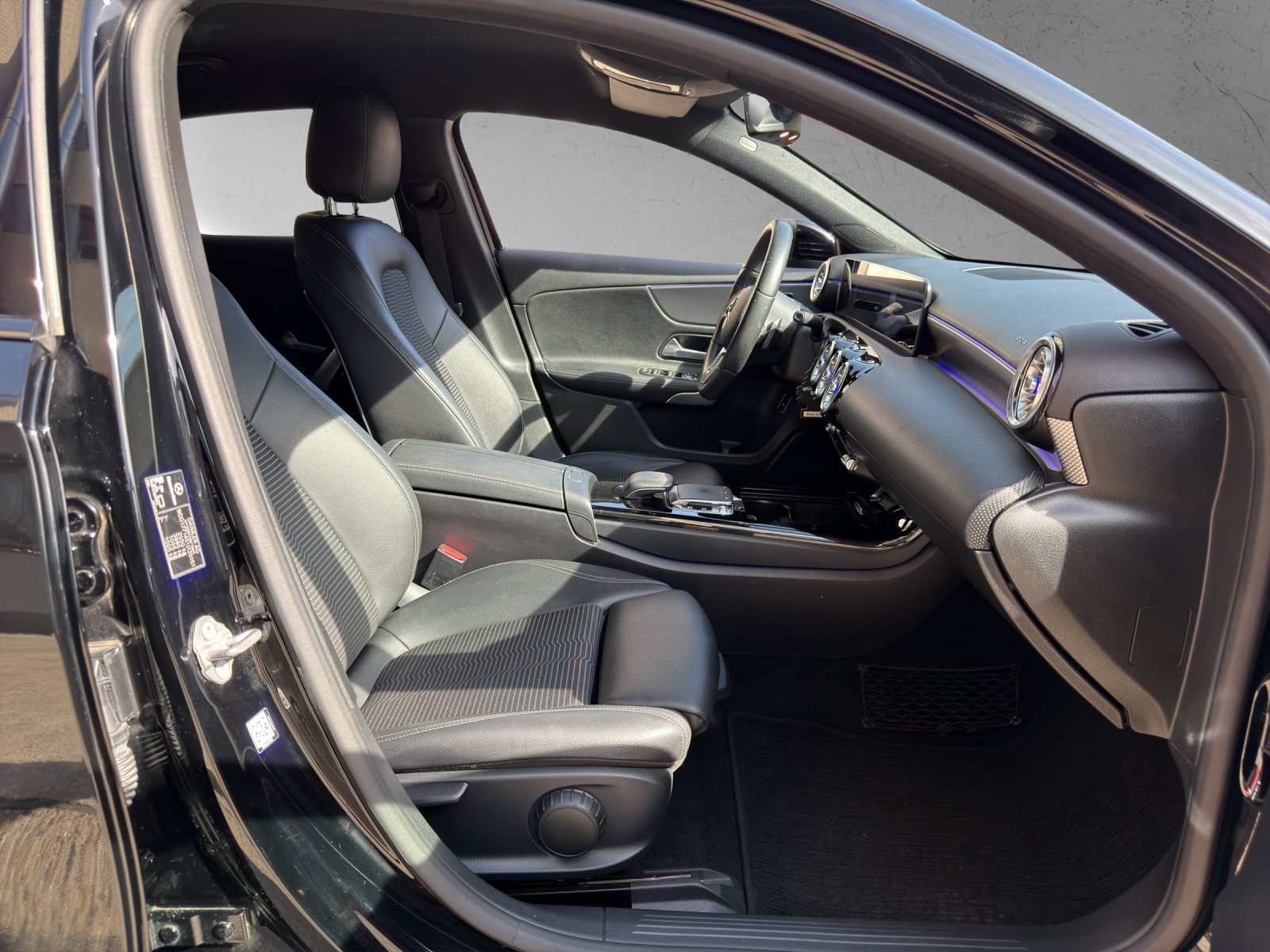 MERCEDES-BENZ A 220 Progressive 7G-DCT 4Matic-image-11