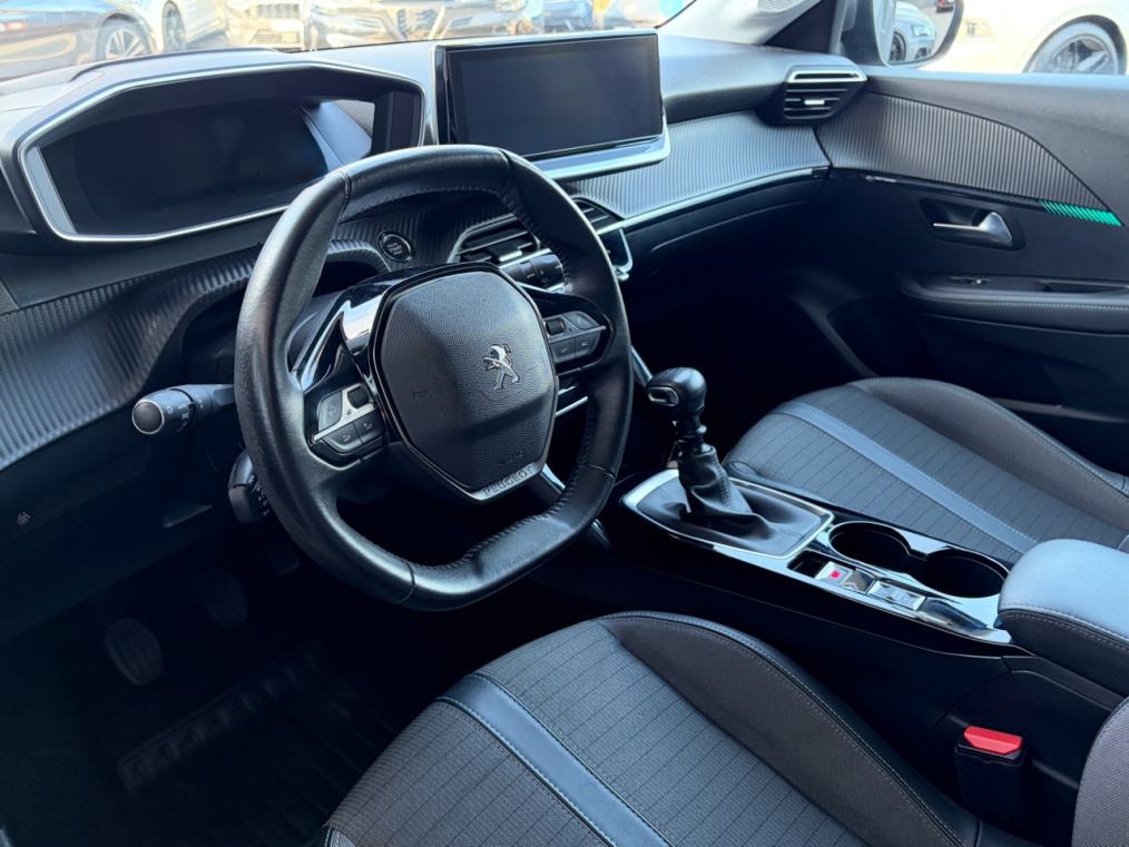 PEUGEOT 208 1.2 PureTech Allure-image-3