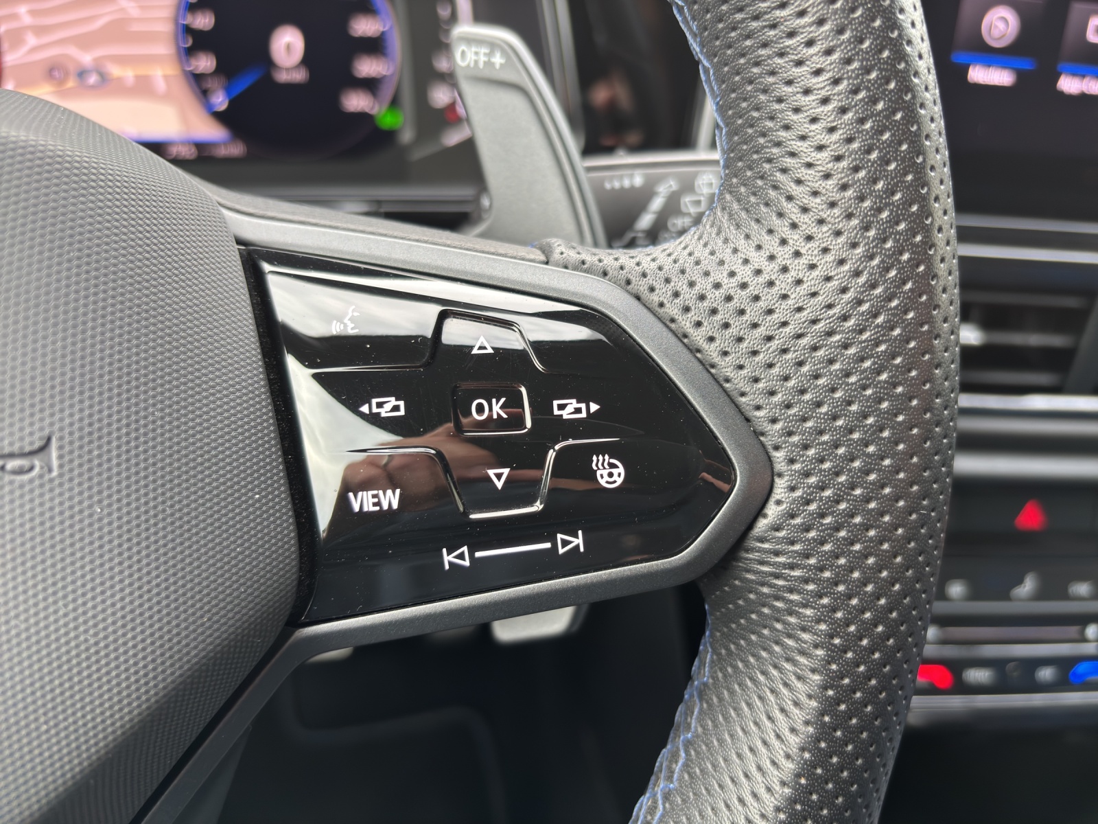VW T-Roc 2.0 TSI R DSG 4Motion mit Akrapovic Abgasanlage & Winterräder-image-14