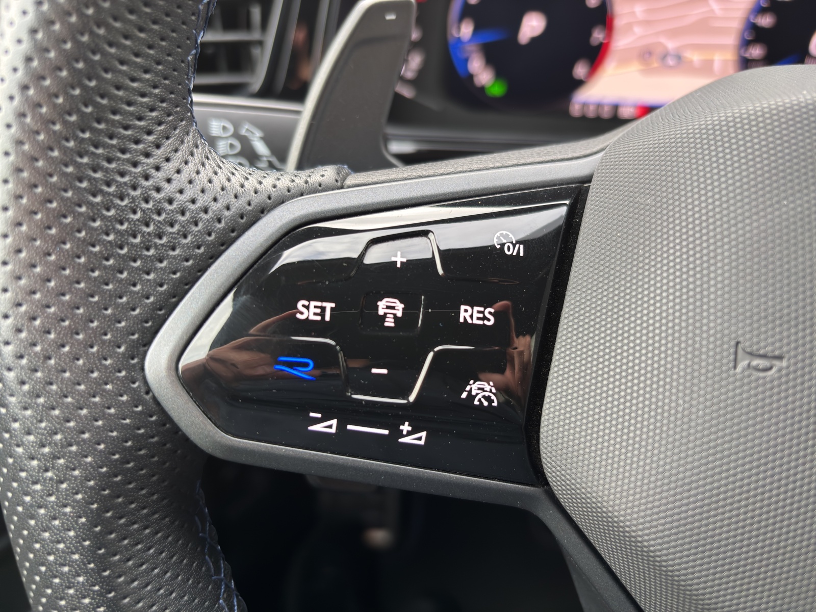 VW T-Roc 2.0 TSI R DSG 4Motion mit Akrapovic Abgasanlage & Winterräder-image-13