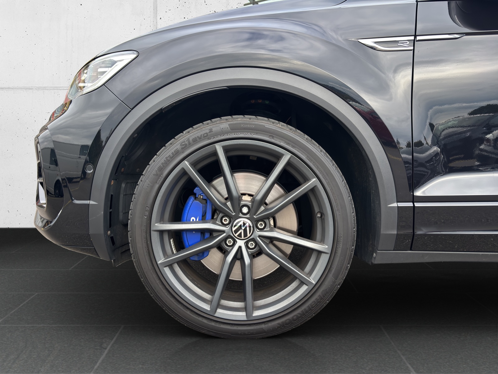 VW T-Roc 2.0 TSI R DSG 4Motion mit Akrapovic Abgasanlage & Winterräder-image-10