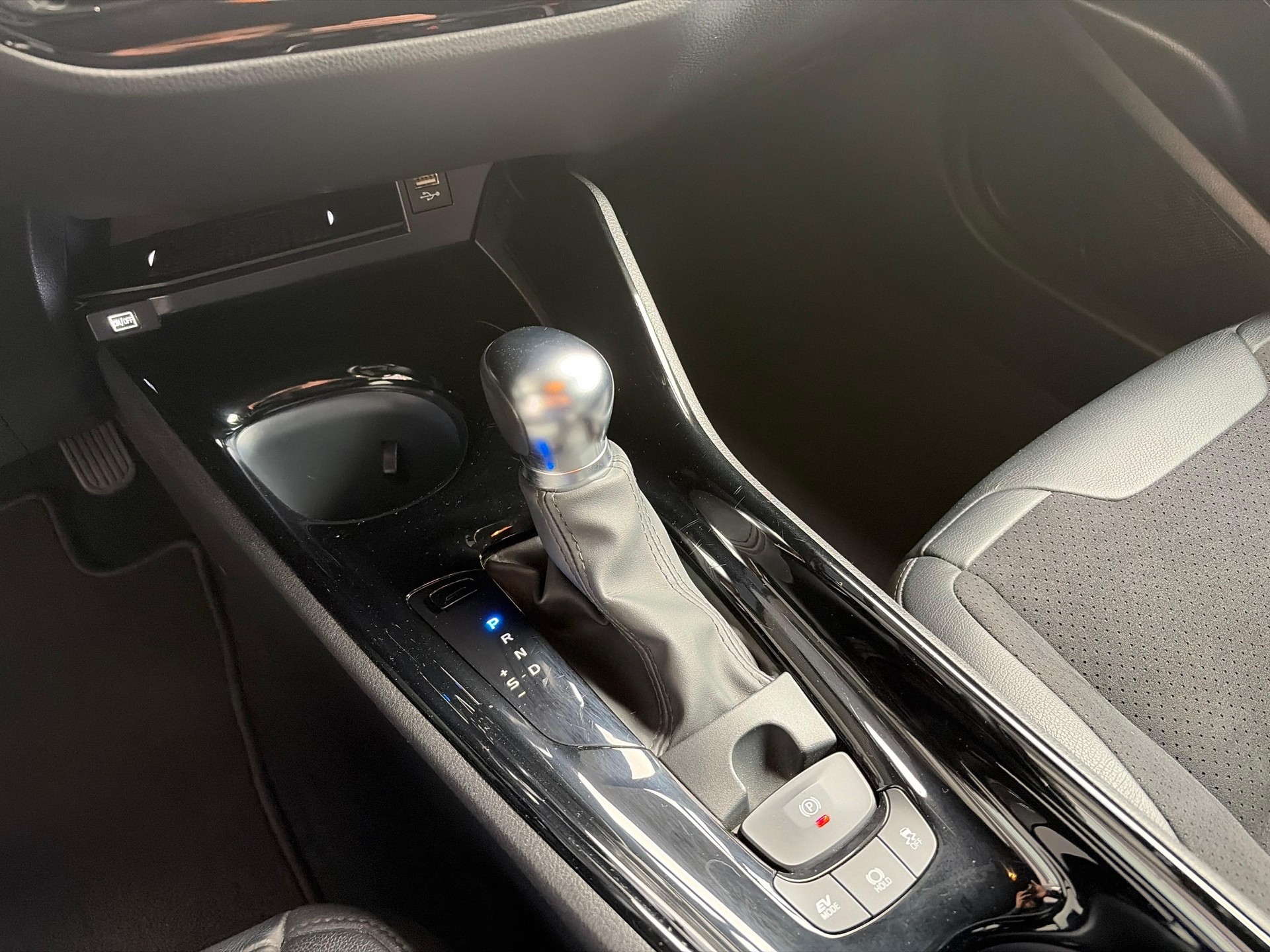 TOYOTA C-HR 2.0 VVTi HSD Move-image-15
